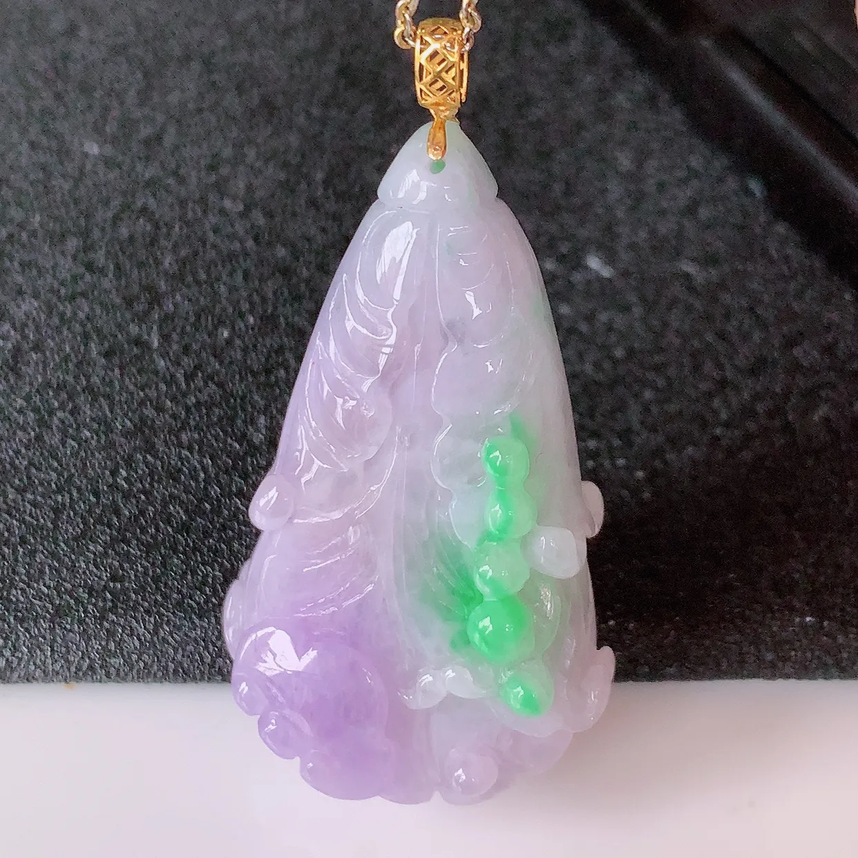 18K金镶嵌冰春带彩翡翠招百财白菜吊坠，百财聚来，财源滚滚，色泽鲜艳，精工水润的白菜，性价比高！#1