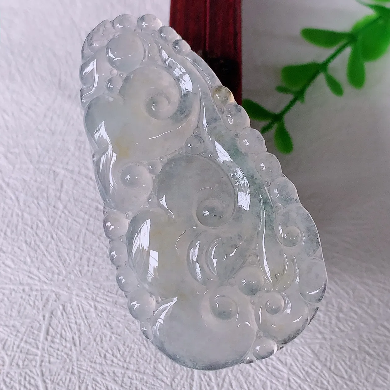 自然光实拍，冰种黄翡翡翠如意吊坠，上身效果非常美，饱满大气，工艺美，万事如意，如意一生，#46.24