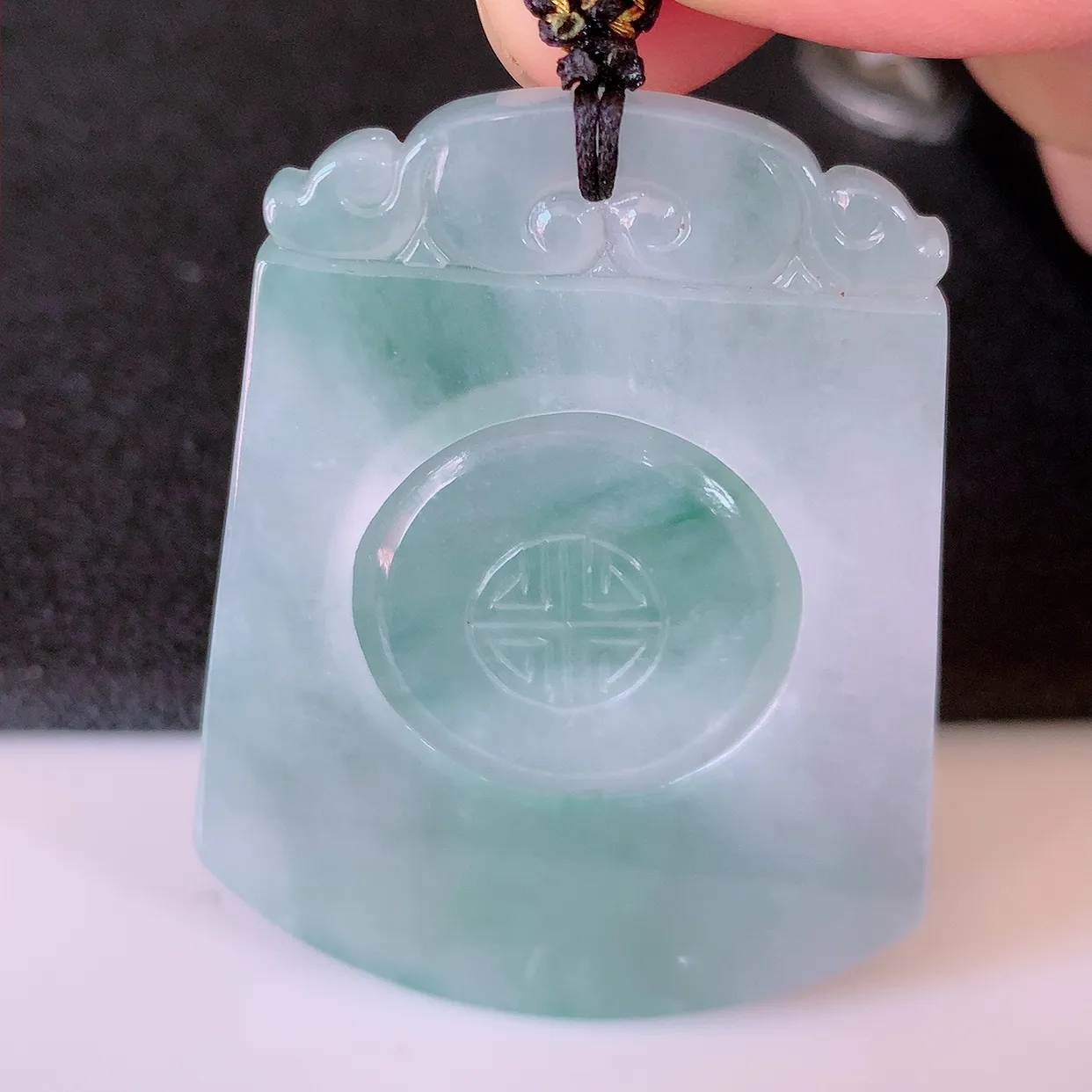 自然光实拍，冰润飘花翡翠时来运转吊坠，翠色灵动，佩戴效果时尚出众，尽显气质，玉质细腻，美感十足。#02.26