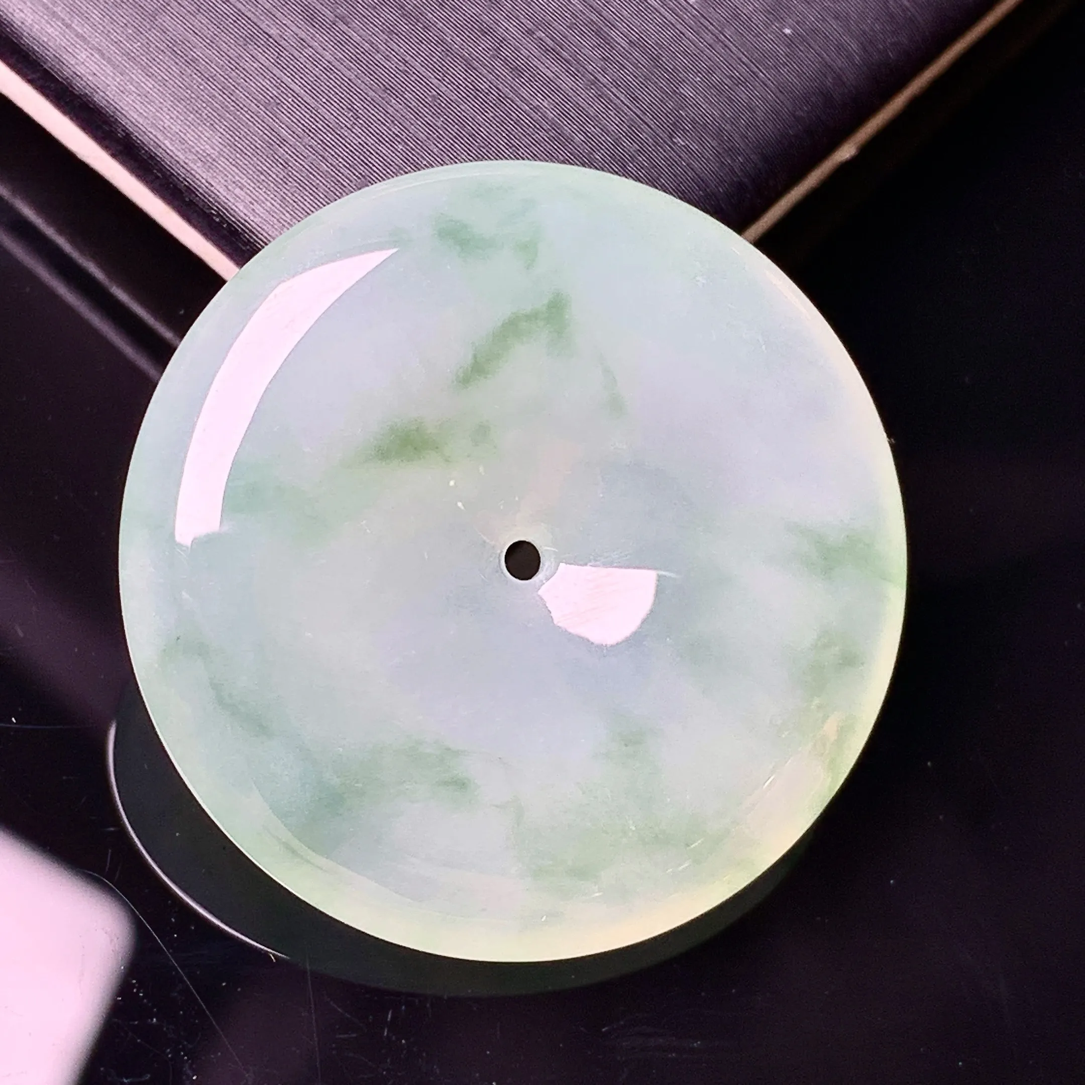 冰种飘绿平安扣吊坠 玉质细腻 色泽清新艳丽 整体尺寸28.7*5.6