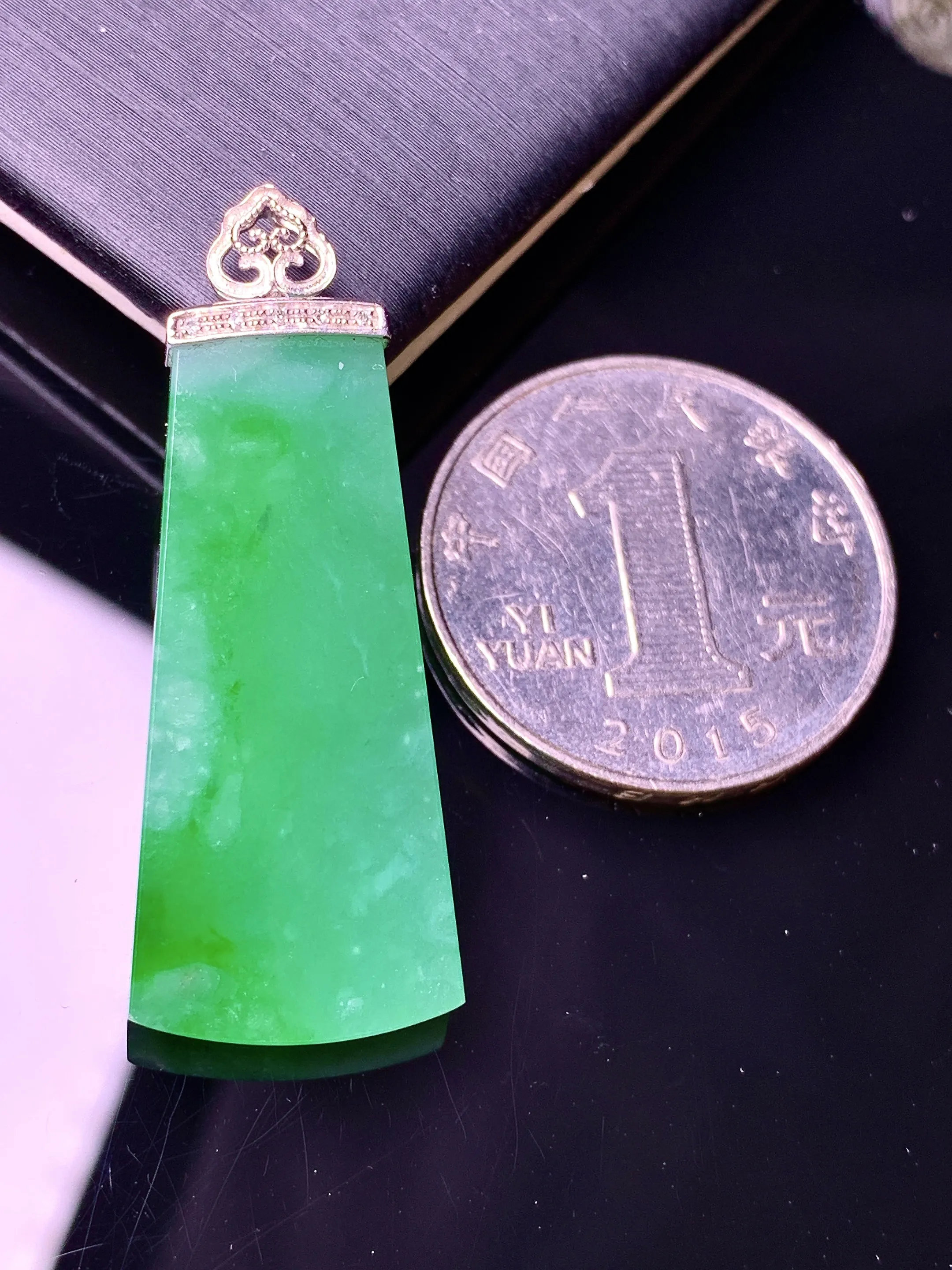 18k金镶嵌翠绿无事牌吊坠 玉质细腻 色泽清新艳丽 整体尺寸39*15*3.8