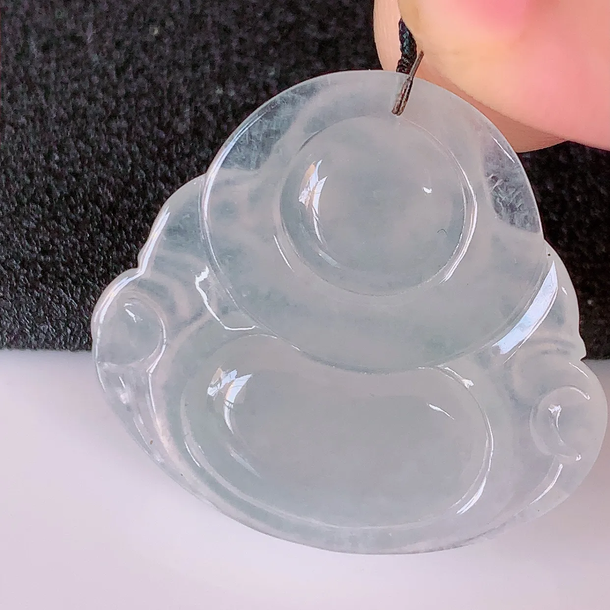 自然光实拍，冰种翡翠佛公吊坠，水灵起胶，翠色迷人，佛公在心中，一生平安，饱满圆润，开怀大笑佛公，配戴灵气十足！#57.26