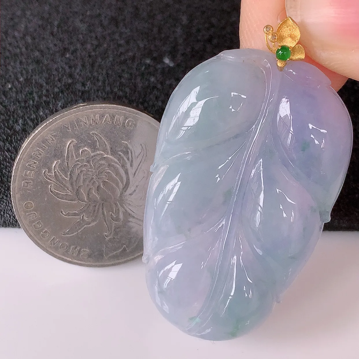 自然光实拍，18K金镶嵌冰种紫罗兰飘花翡翠叶子吊坠，寓意“大业有成，一夜成名，金枝玉叶”水润叶子，翡翠叶子，清秀高雅，性价比超值！#49.24整体43裸石38.8*24.5*5