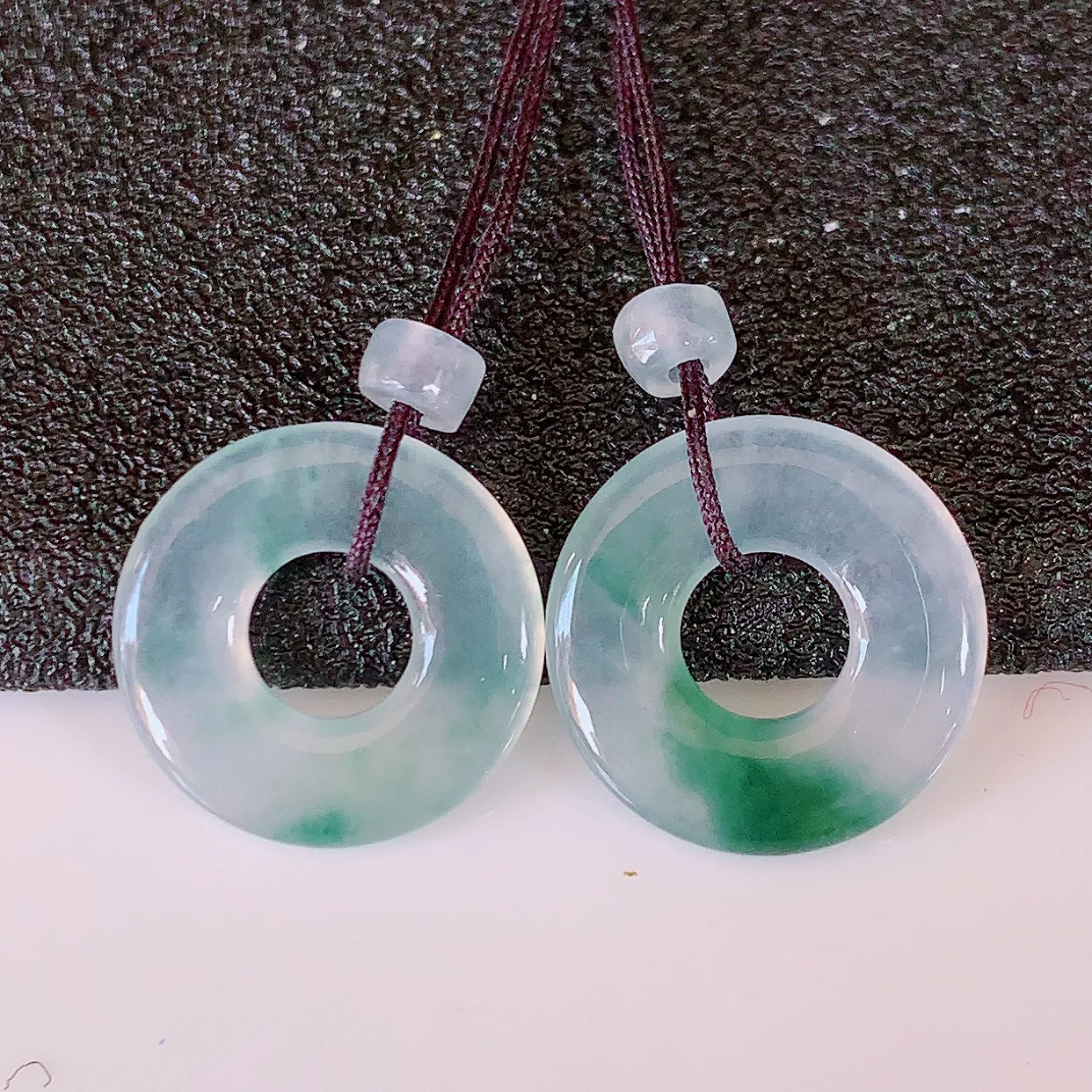 自然光实拍，冰种飘花翡翠一对平安扣耳坠，翠色灵动，玉质细腻，颜色漂亮，品相佳，佩戴佳品！配银线 #1.26尺寸13.2*2.3