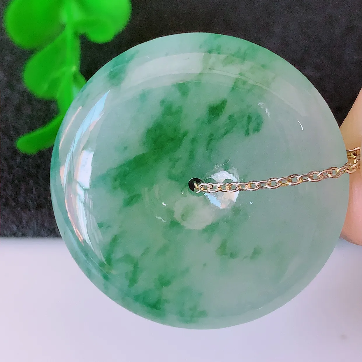 自然光实拍，冰种飘花翡翠平安扣吊坠，冰透，灵动飘逸，寓意平平安安，平安扣佩戴端庄漂亮！#60.26