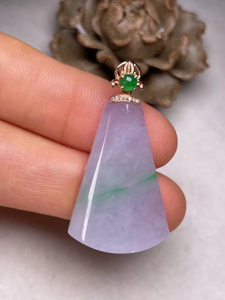 冰糯种紫罗兰无事牌吊坠、真金真钻镶嵌，种水好，玉质细腻 .裸石尺寸 28.5*19.5