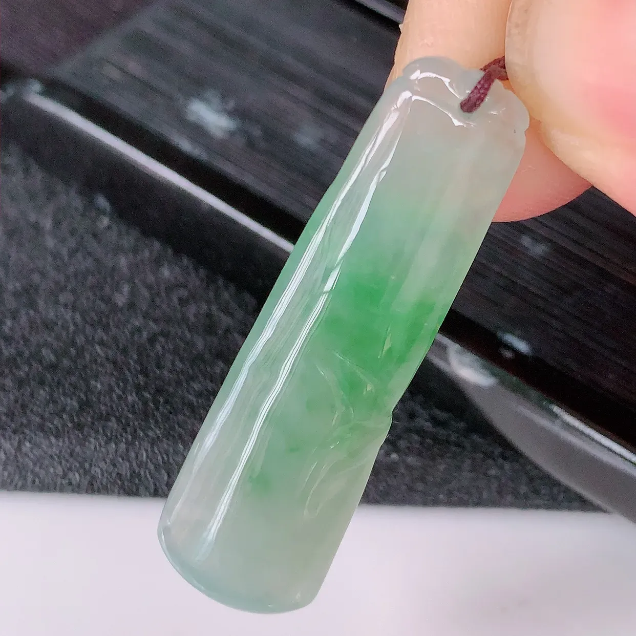 自然光实拍，冰种飘绿翡翠节节高竹节玉坠，款式时尚大方，竹节寓意好，佩戴事业，学业节节高升！#57.24