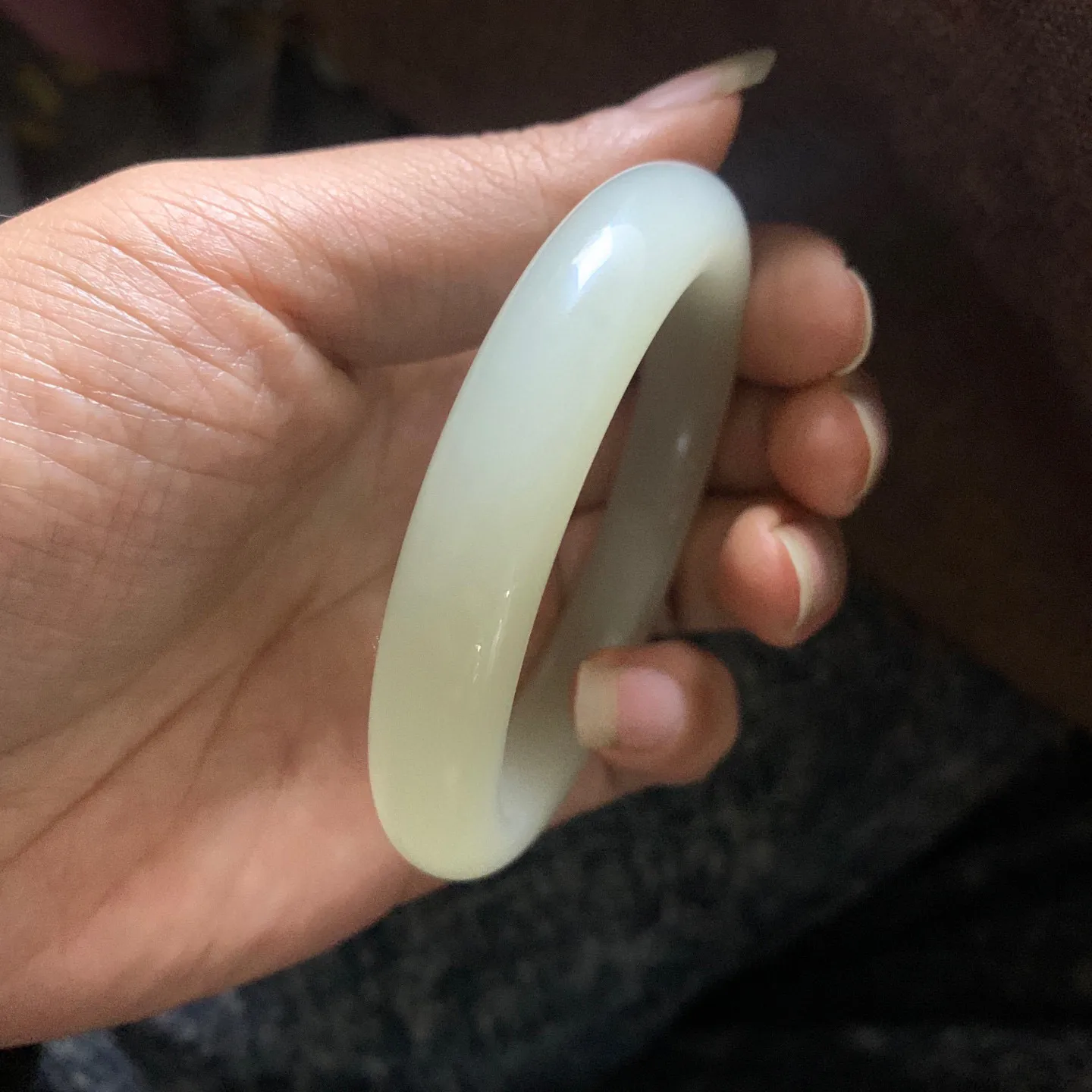 冰种料，和田玉56.2圈口蜂蜜水手镯！玉质细腻油润 底色纯净 无裂无杂 脂粉好，品质高