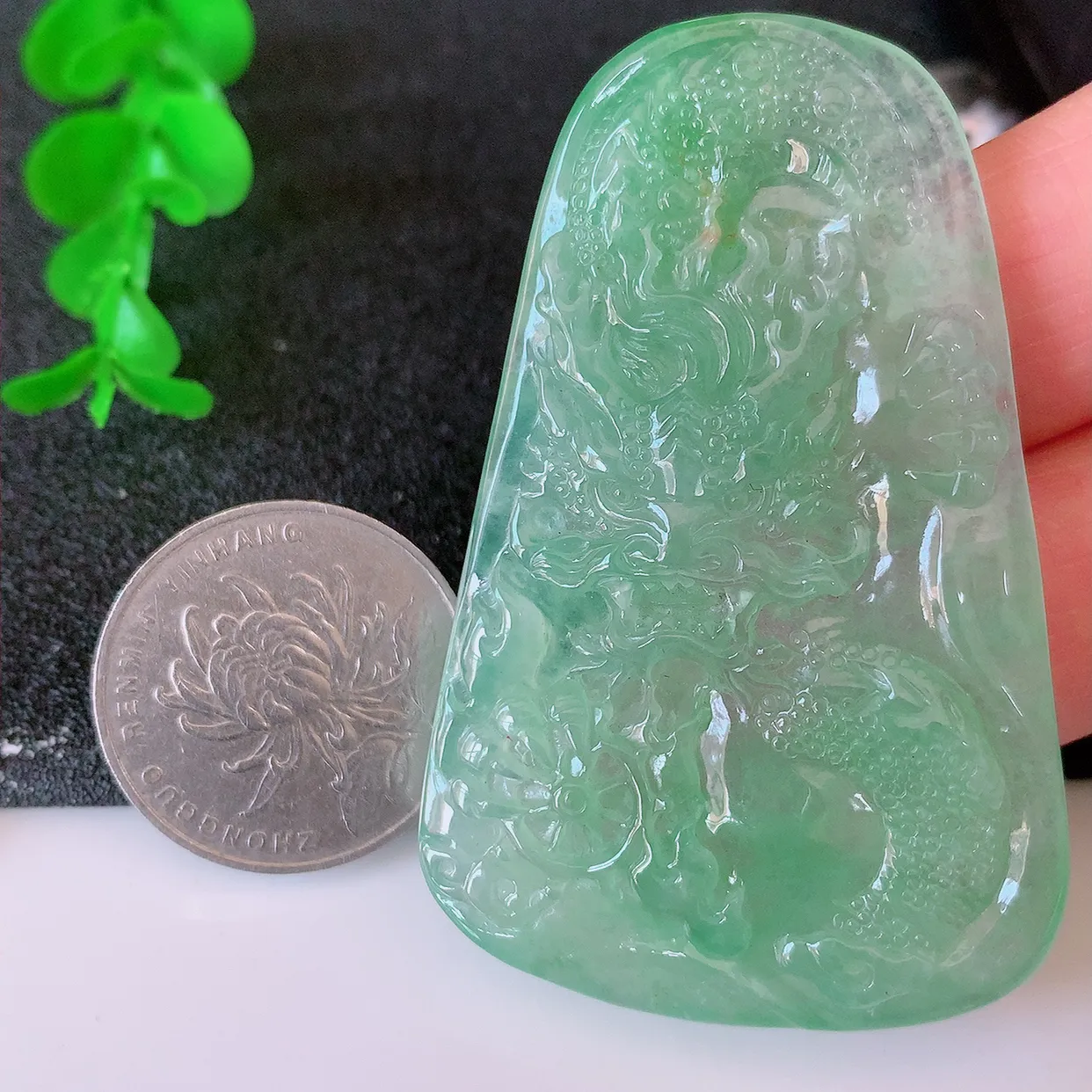 自然光实拍，冰种满绿翡翠龙腾盛世、龙牌吊坠，种水好，雕工立体精致，佩戴霸气时尚！#60.26