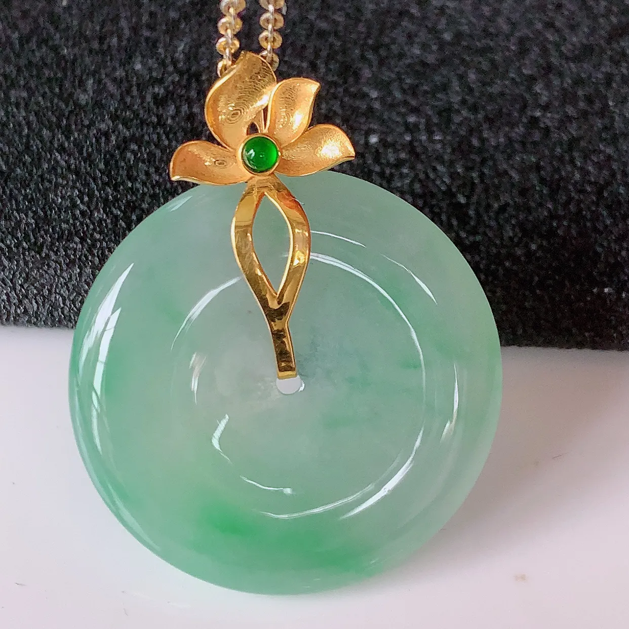 自然光实拍，18K金镶嵌冰种飘绿翡翠平安扣吊坠，玉扣，冰润光泽，寓意平平安安，平安扣佩戴时尚漂亮！#