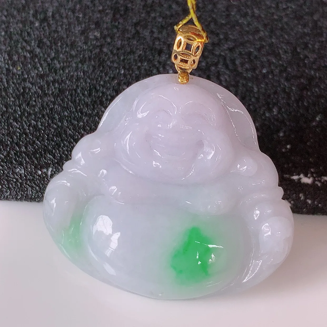 18k金镶嵌冰润飘阳绿翡翠佛公吊坠，款式新颖，佩戴效果时尚出众，尽显气质，水润精细，美感十足。#35