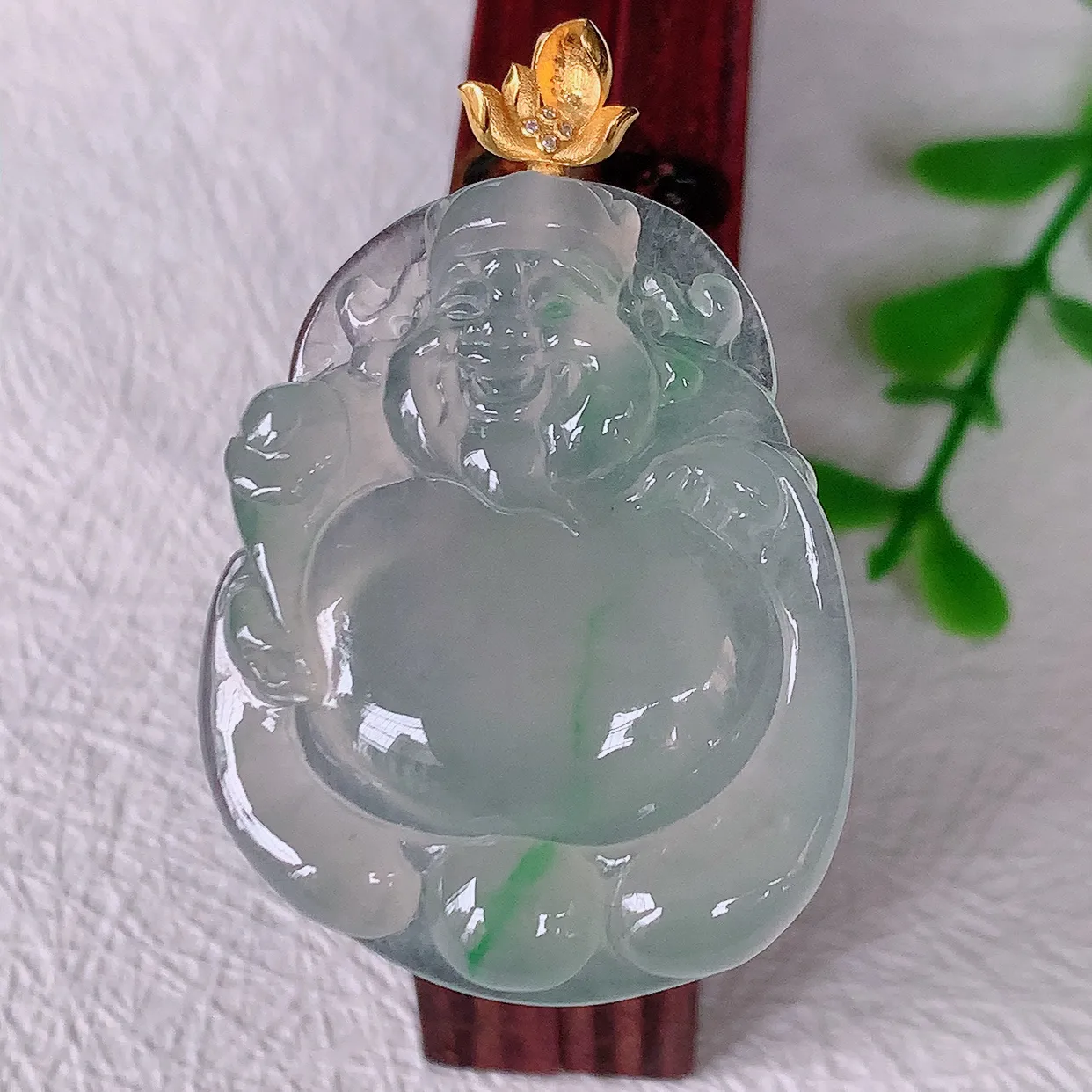 自然光实拍，18K金镶嵌冰种飘绿翡翠招财财神爷吊坠，财神到你家里来，年年月月发大财，形态极为讨喜， 佩戴效果招财迷人#1.24整体39裸石33*26.5*5.6