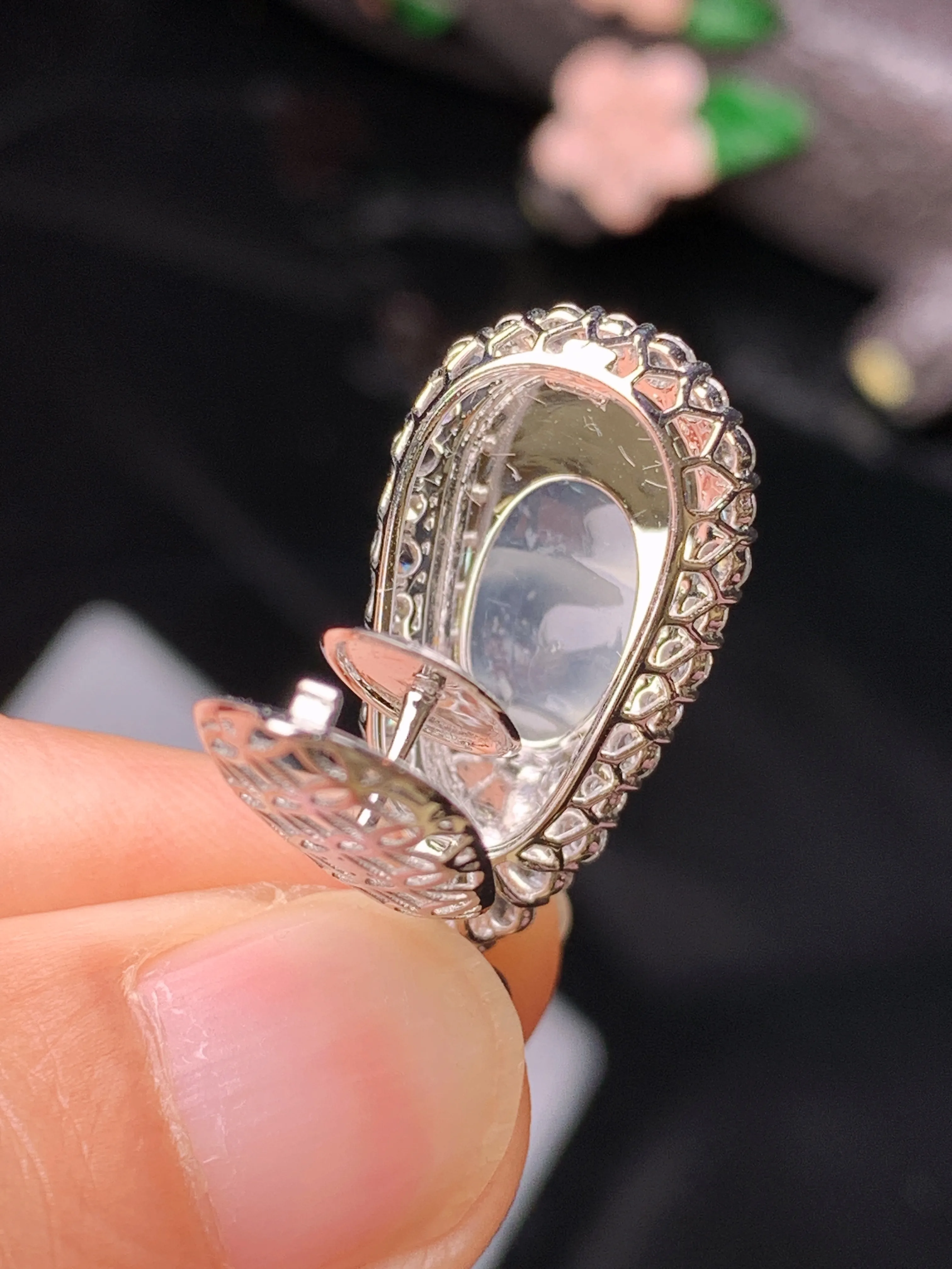 18k金钻镶嵌冰种四季豆吊坠 玉质细腻 色泽清新艳丽 整体尺寸29.6*13.2*9.5