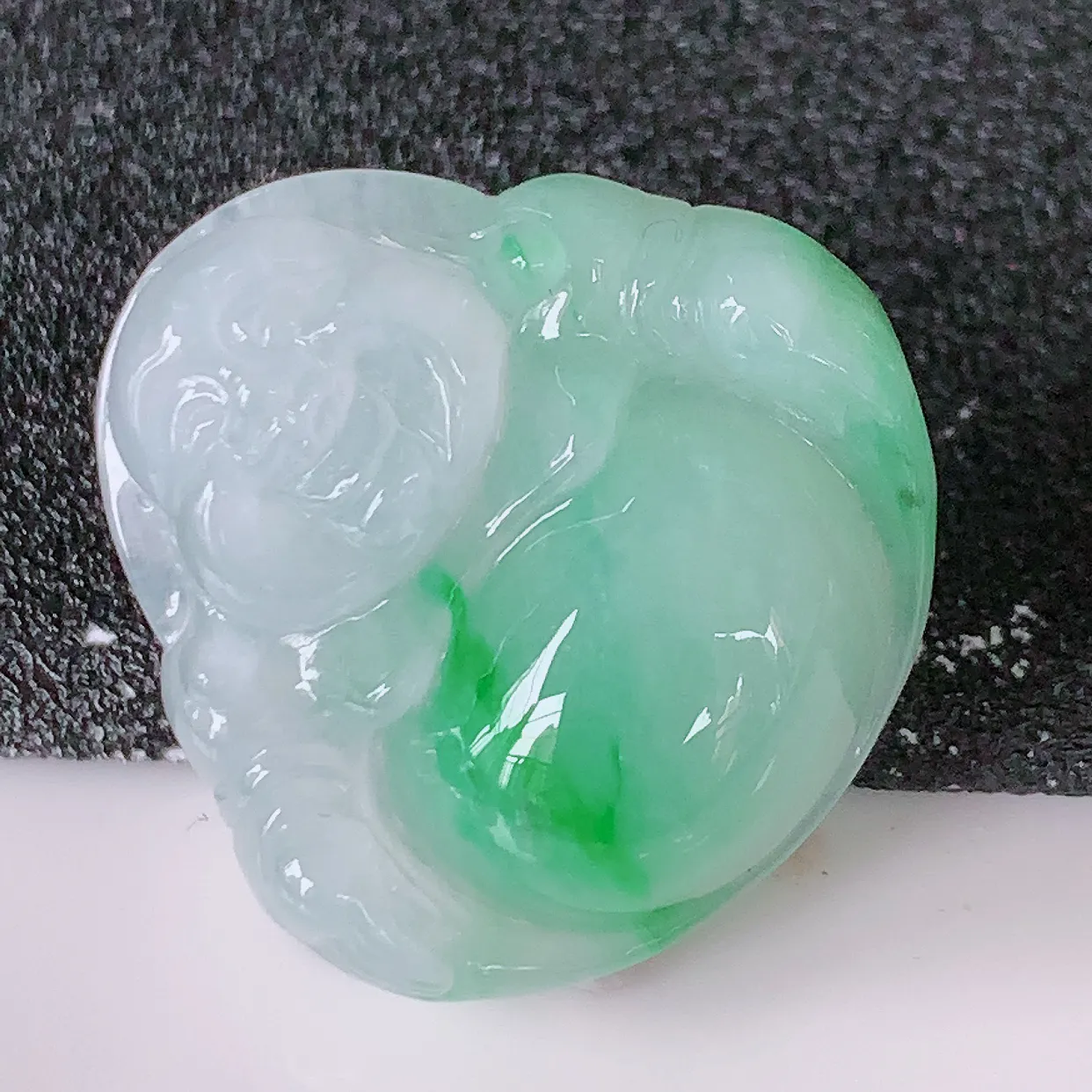 自然光实拍，冰飘绿翡翠佛公吊坠，玉笑佛，饱满，开脸喜庆，配戴优雅迷人！#47.24