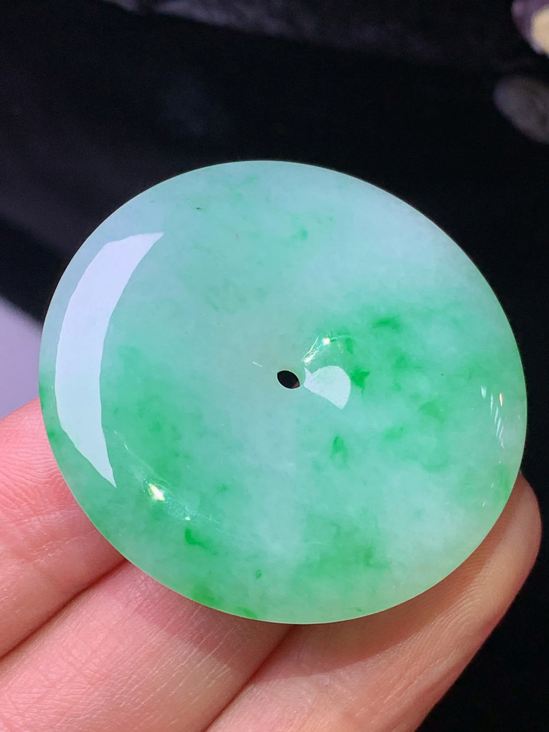 翠绿平安扣吊坠 玉质细腻 色泽清新艳丽 整体尺寸38*6