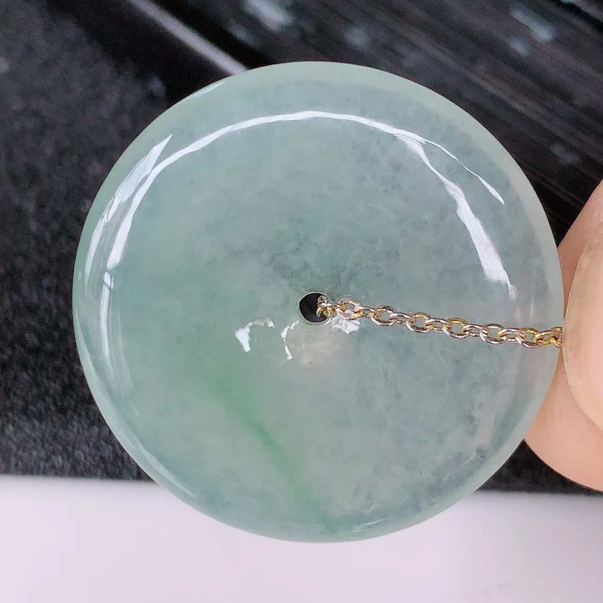 自然光实拍，冰种飘花翡翠平安扣吊坠，冰透，灵动飘逸，寓意平平安安，平安扣佩戴端庄漂亮！#57.24