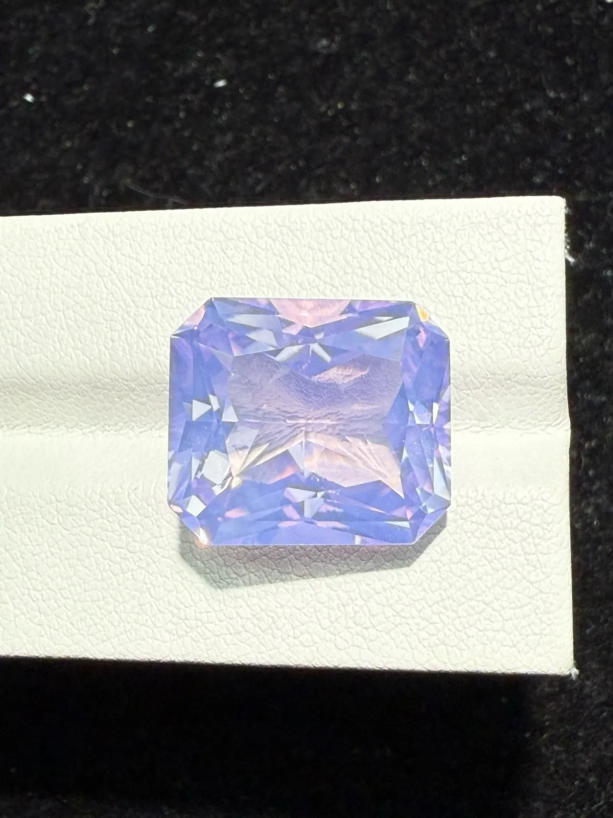 【高端珠宝】天然极美浪漫薰衣草紫晶裸石
重量: 17.475ct  规格: 17.5*15.2*10