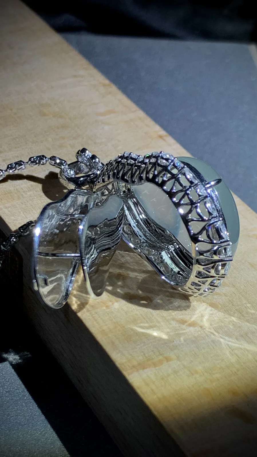 【福禄·葫芦】，裸石30-22.5-5.5mm，
整体49-27.5-14mm，18.35g，
18K金，南非钻，不配图链