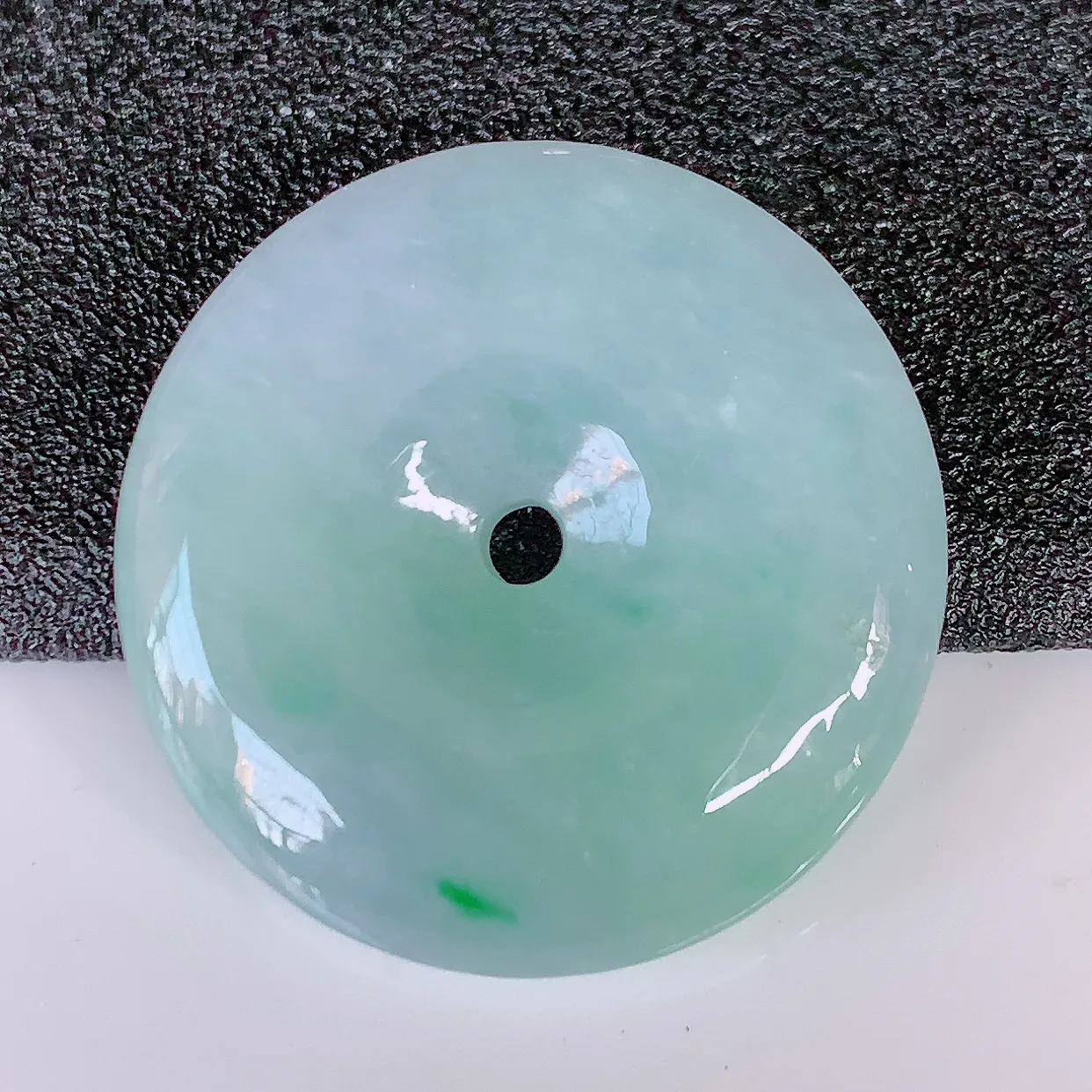 自然光实拍，冰飘绿翡翠平安扣吊坠，玉扣，平安是福；很美的料子，平安扣佩戴优雅迷人！#57.23