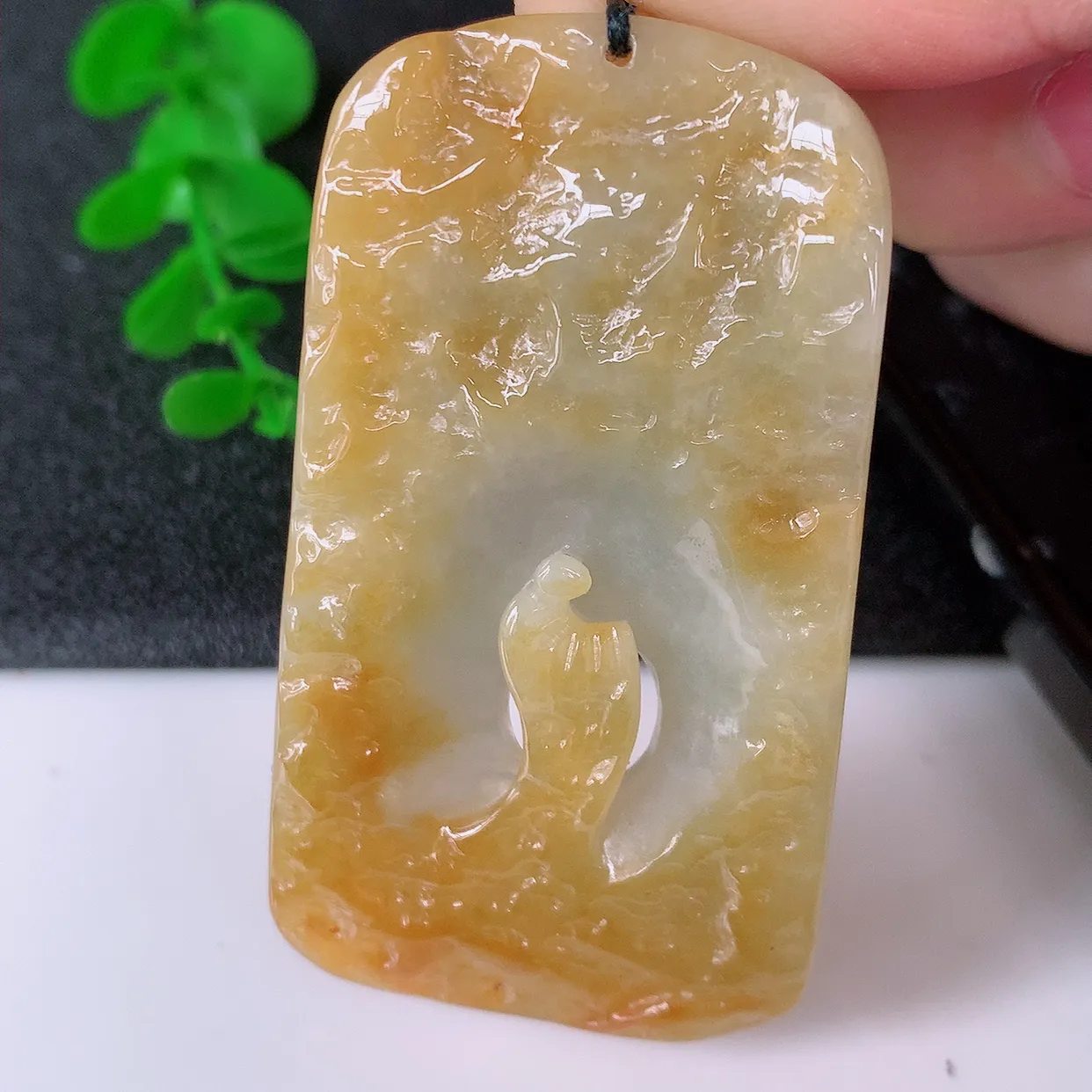 自然光实拍，特色镂空雕黄翡悟道吊坠，翡翠悟道寓意“祥和，安宁，吉祥，幸福”，佩戴效果优雅迷人，性价比超高！#60.24