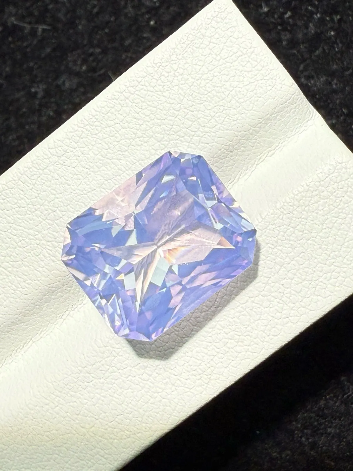 【高端珠宝】天然极美浪漫薰衣草紫晶裸石
重量: 14.125ct  规格: 16.1*13.1*10.3毫米
精湛切工，满身火彩
台面大，实物更美，可以代镶嵌设计。