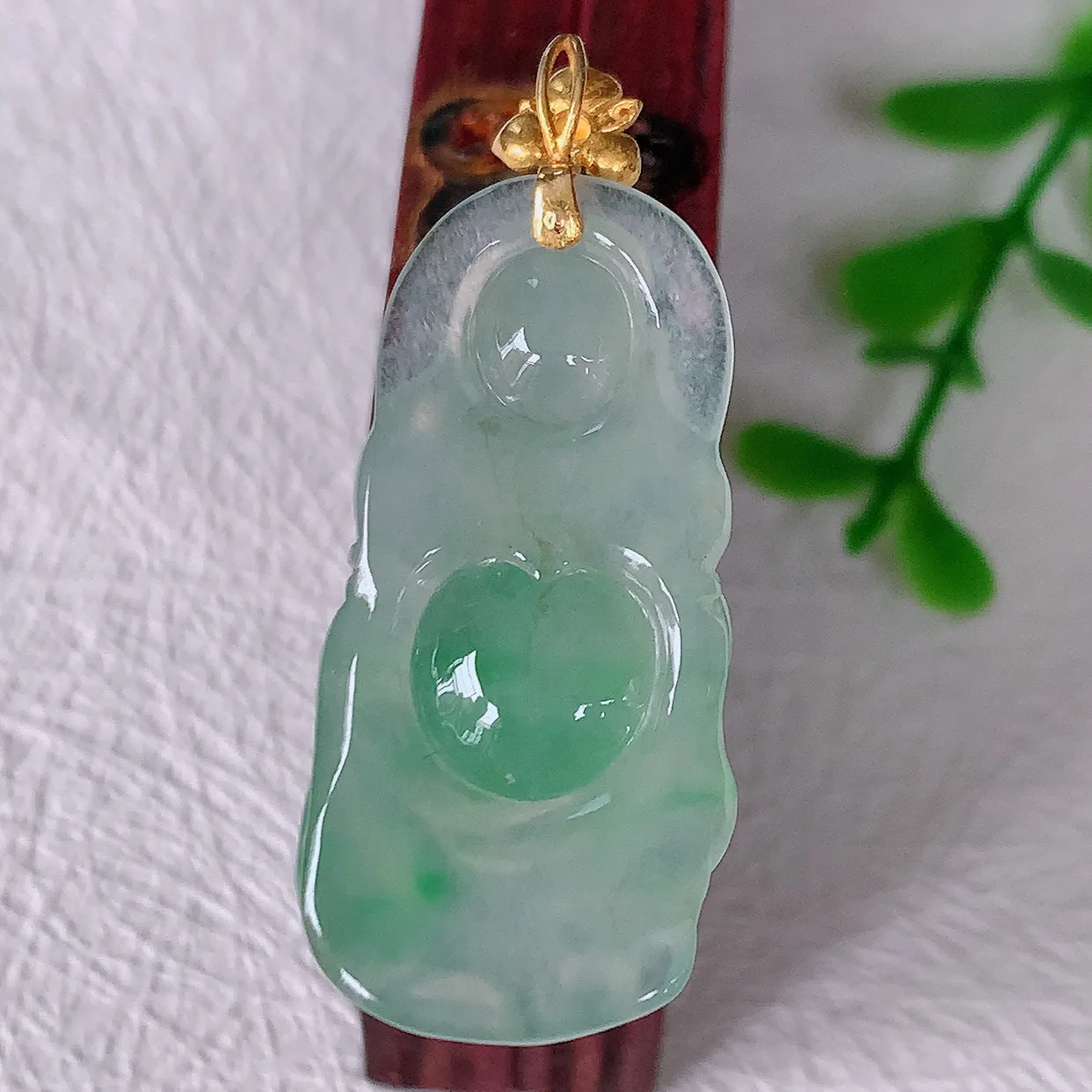 自然光实拍，18K金镶嵌冰种飘绿翡翠逍遥布袋佛吊坠，代代有钱，水足丰盈，盈满欢喜，配戴送礼佳品！#1.24整体37.5裸石31.8*15.5*5.8