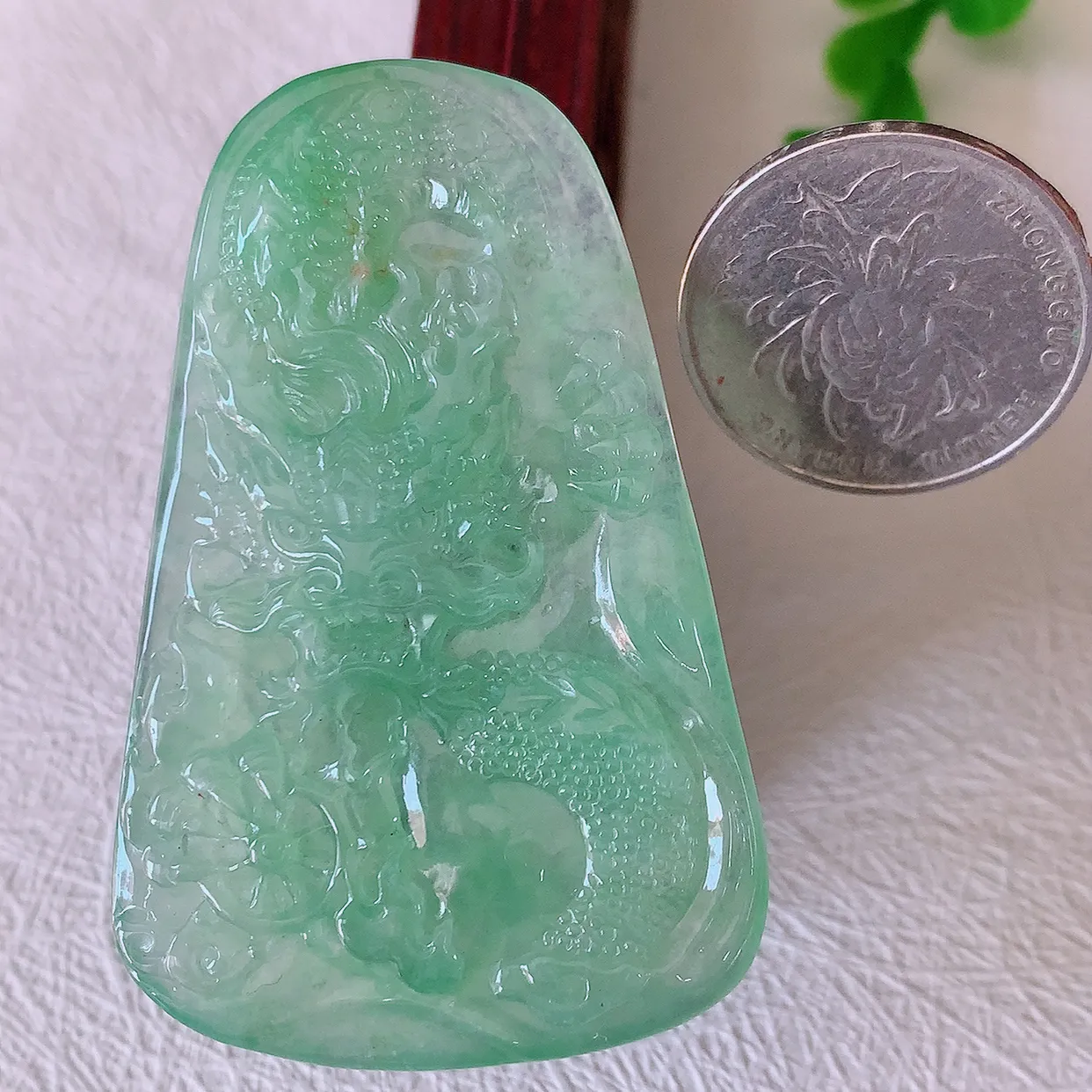 自然光实拍，精雕冰种满绿翡翠龙牌吊坠，龙行天下，雕工立体精湛，翡翠龙牌，种老水足，配戴霸气时尚，值得收藏!#60.26