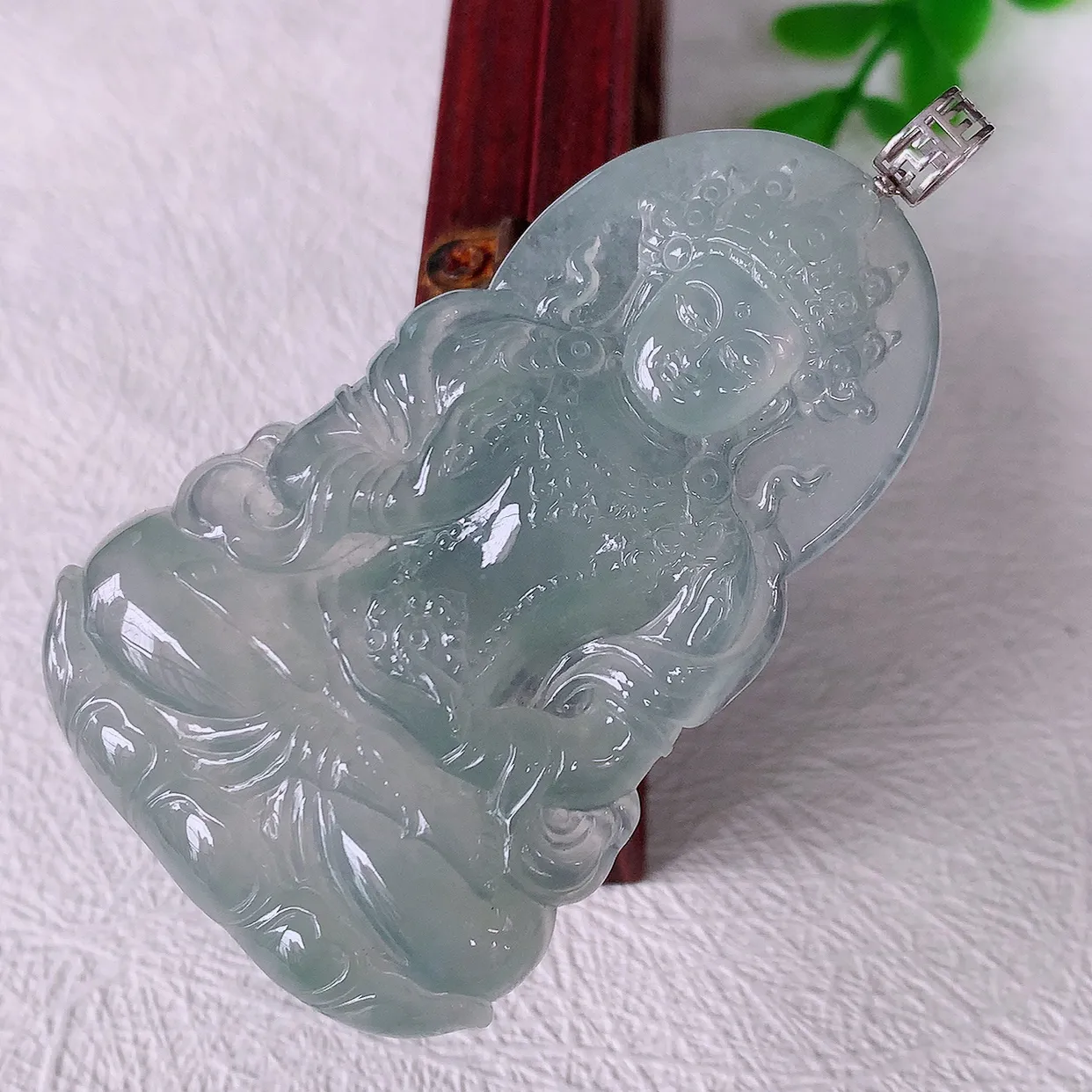 自然光实拍，18K金镶嵌冰整翡翠度母观音菩萨吊坠，赐福翡翠观音，观音面相端庄，品相佳，佩戴气质！#1.24整体 65裸石57.2*36.6*5.5