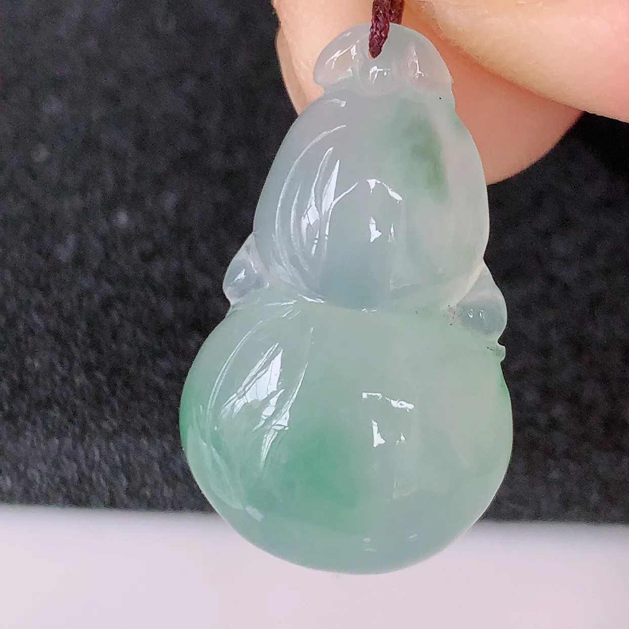 自然光实拍，冰种飘花翡翠葫芦吊坠，寓意福禄双全，财源滚滚，清新脱俗，佩戴效果优雅迷人！#57.24