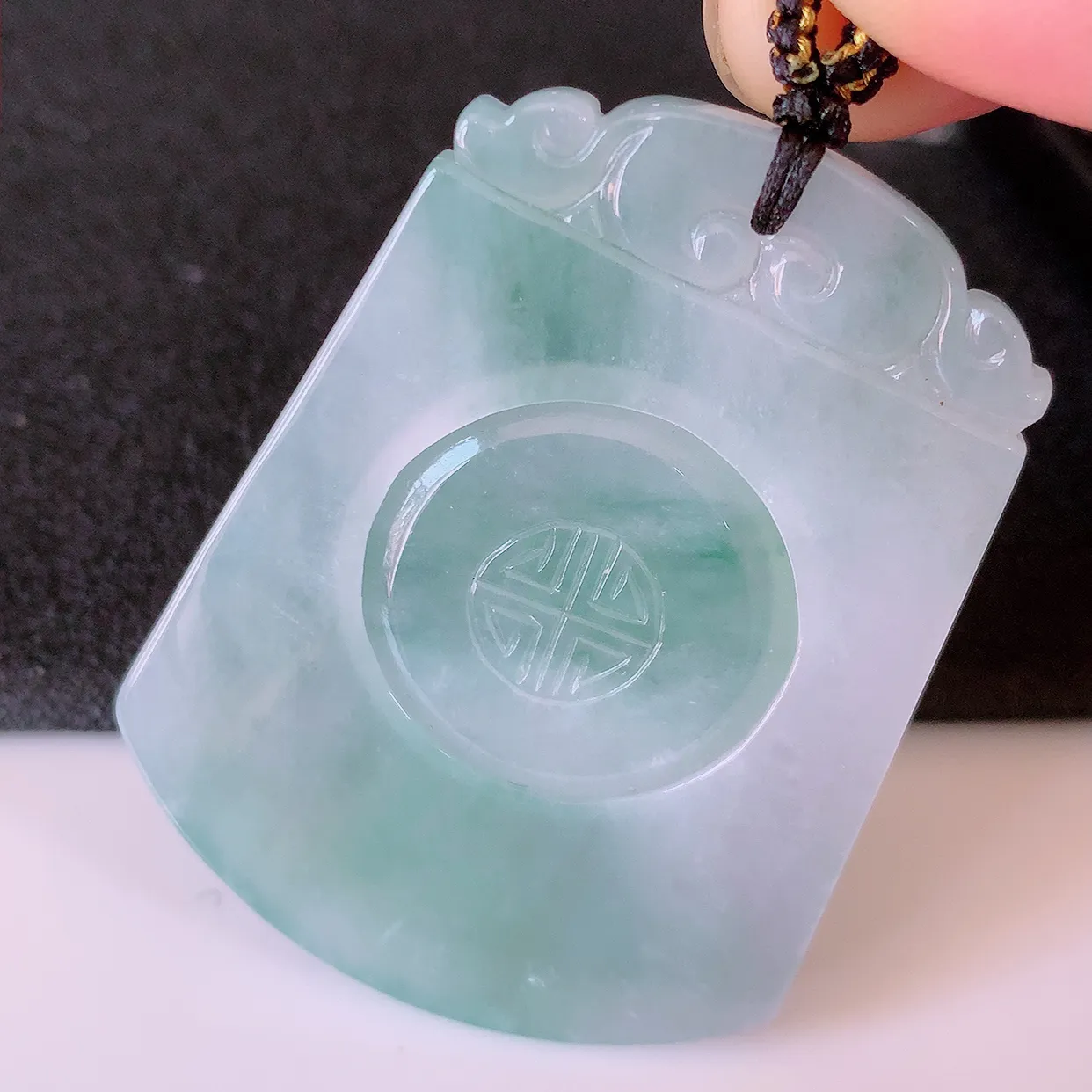 自然光实拍，冰润飘花翡翠时来运转吊坠，翠色灵动，佩戴效果时尚出众，尽显气质，玉质细腻，美感十足。#0