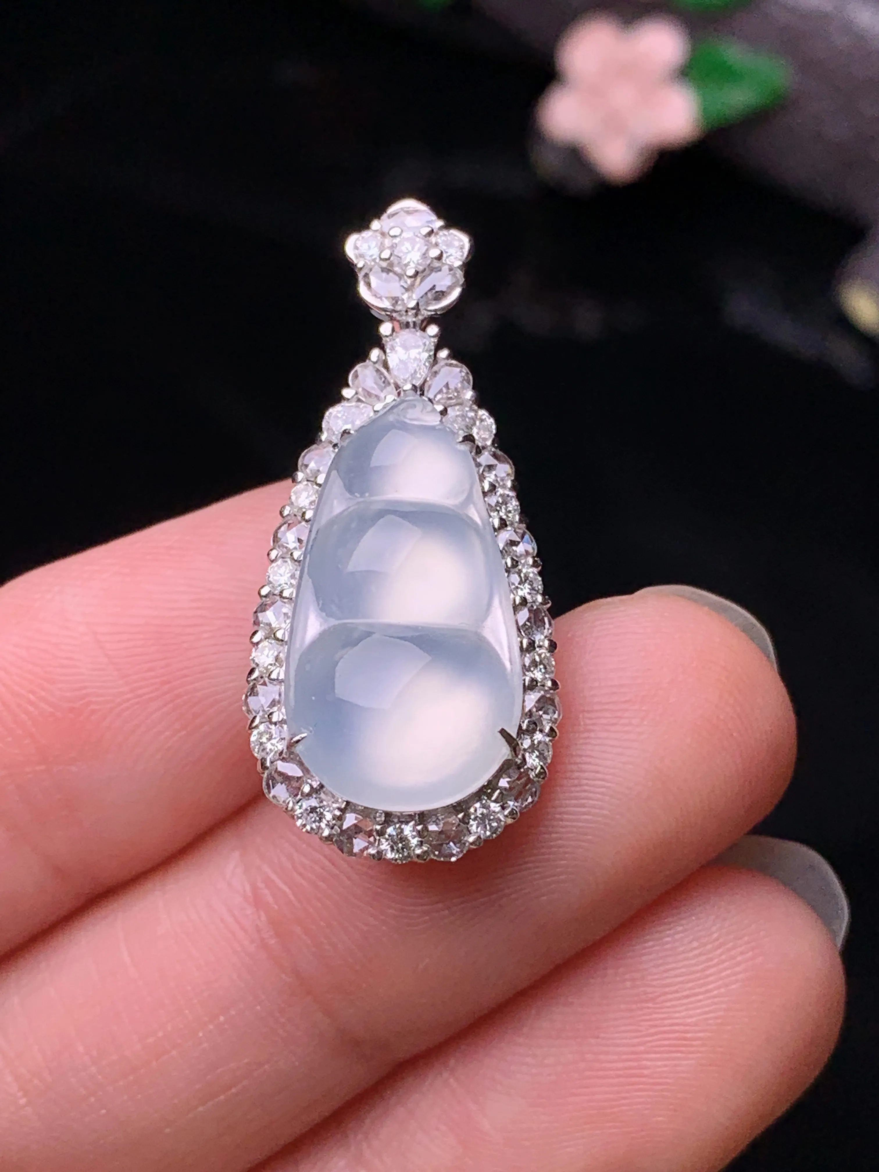 18k金钻镶嵌冰种四季豆吊坠 玉质细腻 色泽清新艳丽 整体尺寸29.6*13.2*9.5