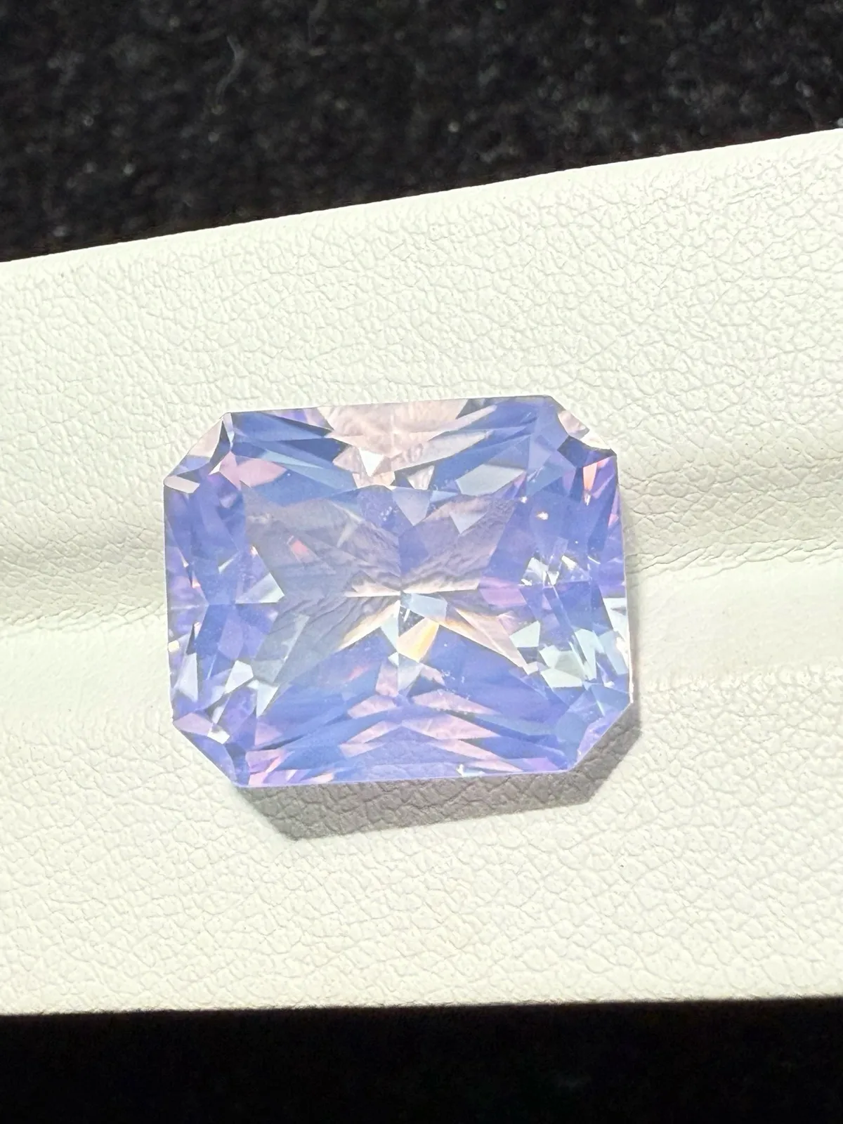 【高端珠宝】天然极美浪漫薰衣草紫晶裸石
重量: 14.125ct  规格: 16.1*13.1*10.3毫米
精湛切工，满身火彩
台面大，实物更美，可以代镶嵌设计。