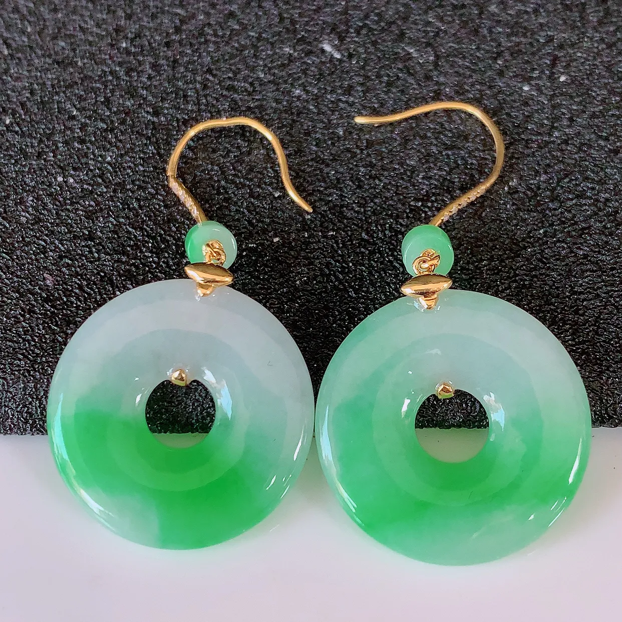 自然光实拍 18k金镶嵌飘绿翡翠平安扣耳坠，沁人心脾，豪华镶嵌而成，耳坠佩戴效果大气出众，尽显气质。