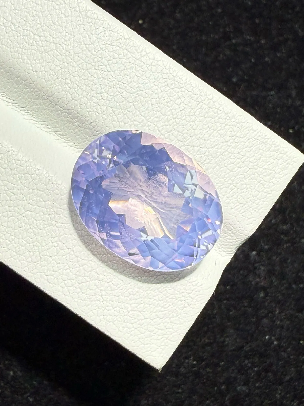 【高端珠宝】天然极美浪漫薰衣草紫晶裸石
重量: 13.195ct  规格: 17.7*13.5*9.6毫米
精湛切工，满身火彩
台面大，实物更美，可以代镶嵌设计。