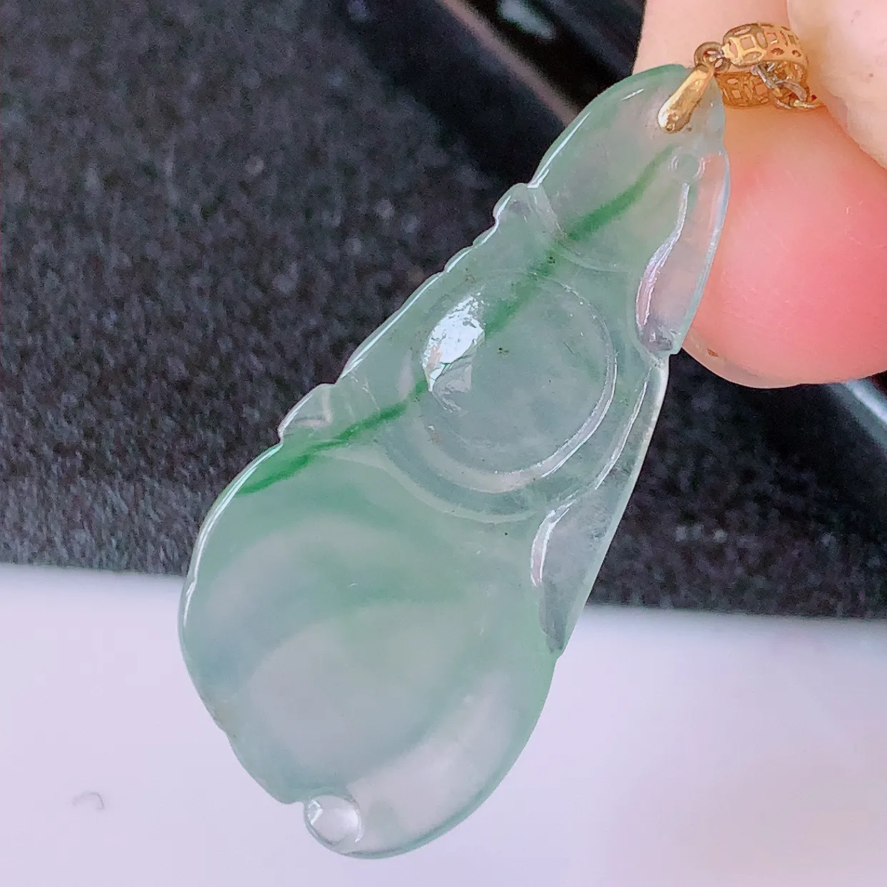 自然光实拍，18K金镶嵌冰种飘花翡翠年年有余，自由自在玉吊坠，寓意财源广进，雕工婉约，栩栩如生，佩戴优雅迷人！#1.26