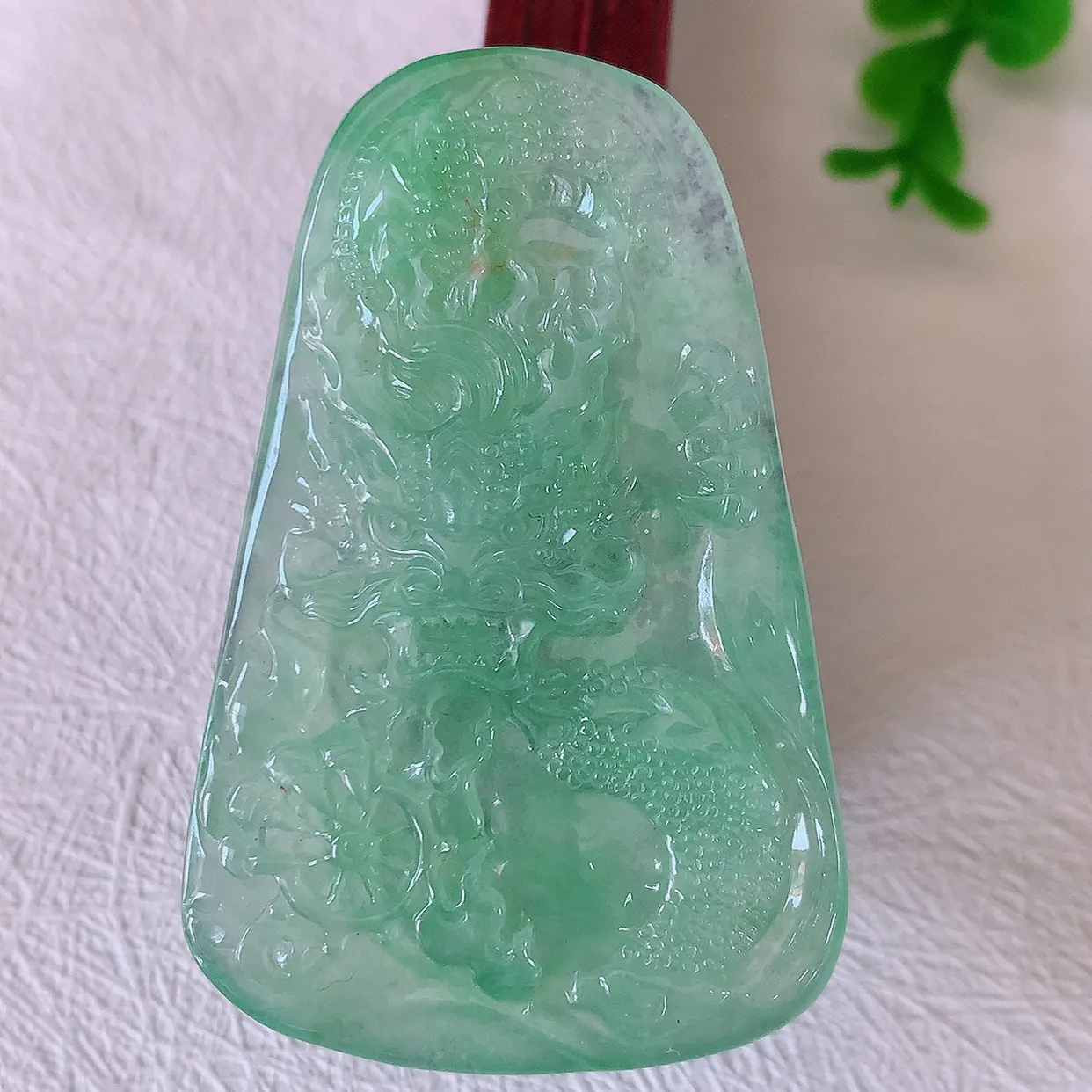 自然光实拍，精雕冰种满绿翡翠龙牌吊坠，龙行天下，雕工立体精湛，翡翠龙牌，种老水足，配戴霸气时尚，值得收藏!#60.26