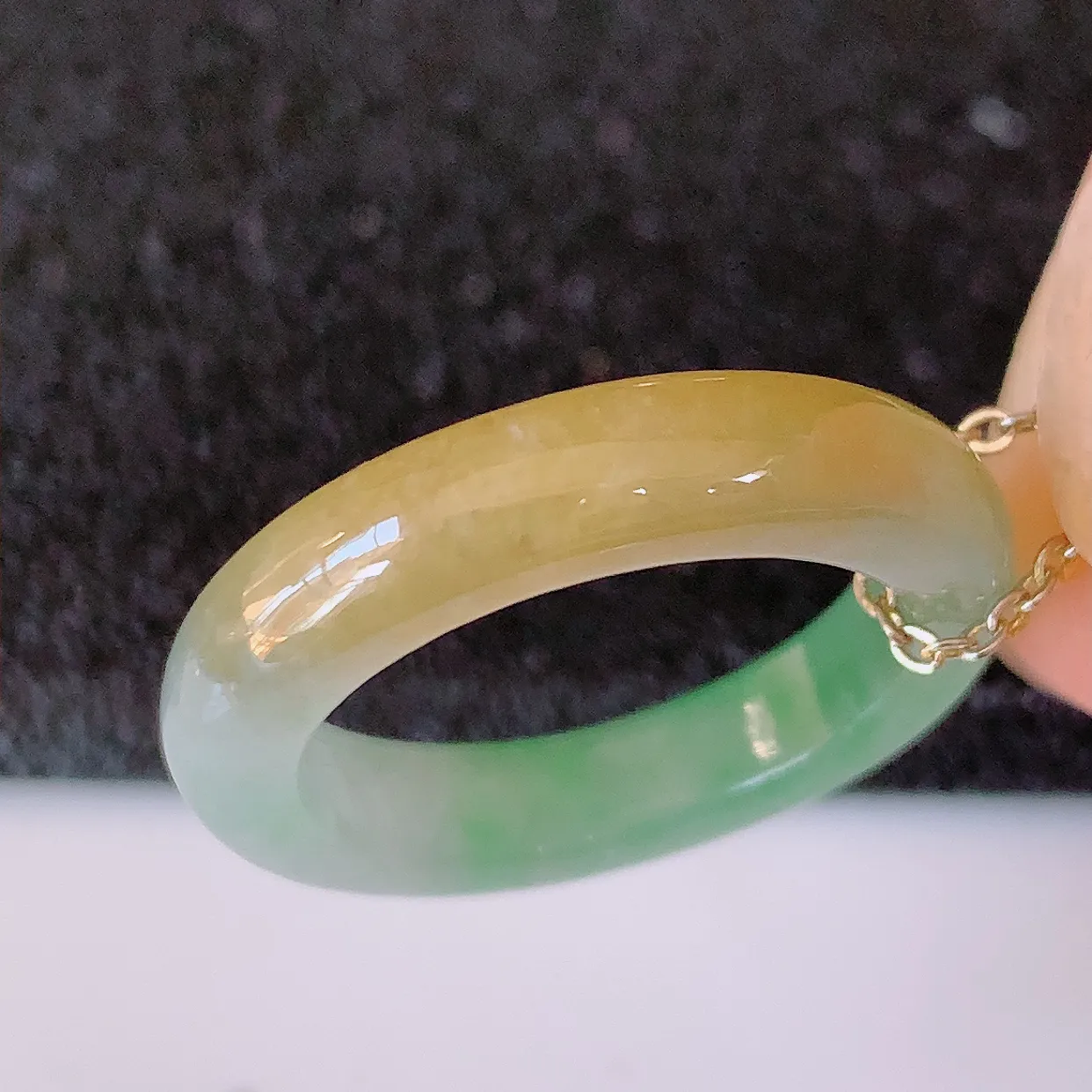 自然光实拍，特色冰黄加绿翡翠指环，17.3mm内径翡翠指环，玉戒指，玉质莹润，好精美好冰润的指环，15圈口，上手纤巧！#1.26尺寸17.3*4.3*3.5