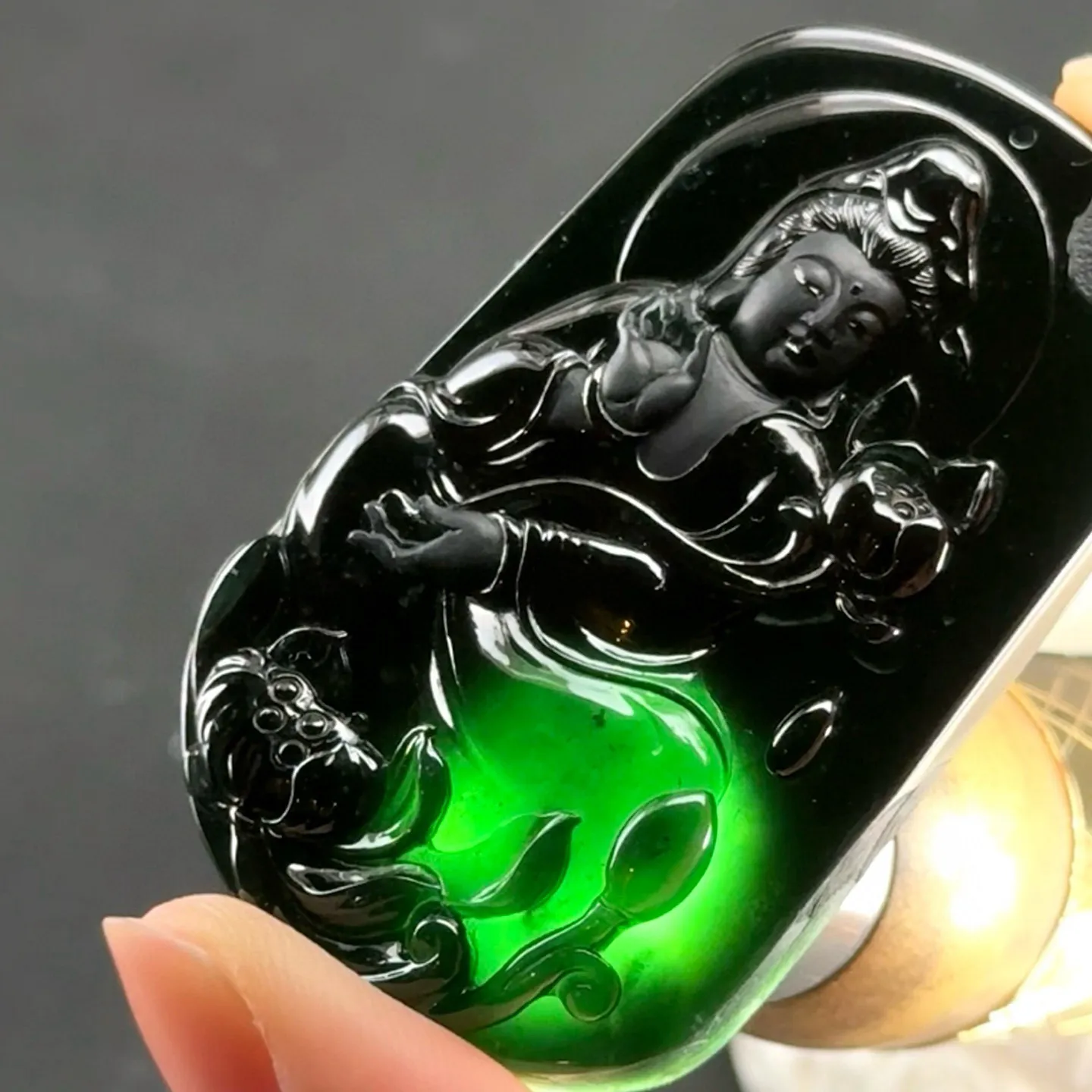 精品墨翠自在观音 种好色正 黑度极好 打灯通透 油性十足  尺寸54.6