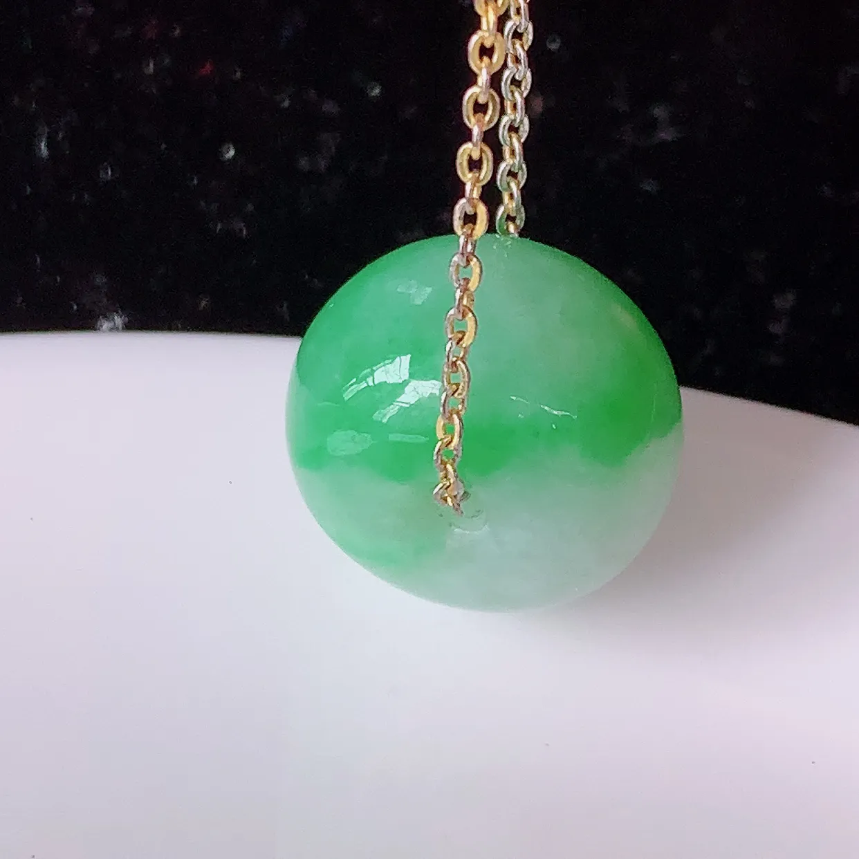 自然光实拍，冰润飘绿翡翠路路通吊坠，寓意时来运转、财源滚滚，款式新颖时尚，日常百搭的款！配图银链#05.24