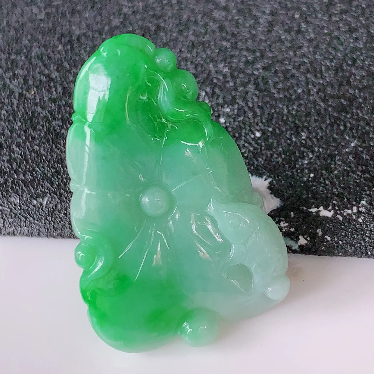 自然光实拍，冰润飘辣绿翡翠荷叶鱼、和和美美玉坠，财源广进，自然隐逸、荷本是素不着尘之物，有和美之寓意。#05.24