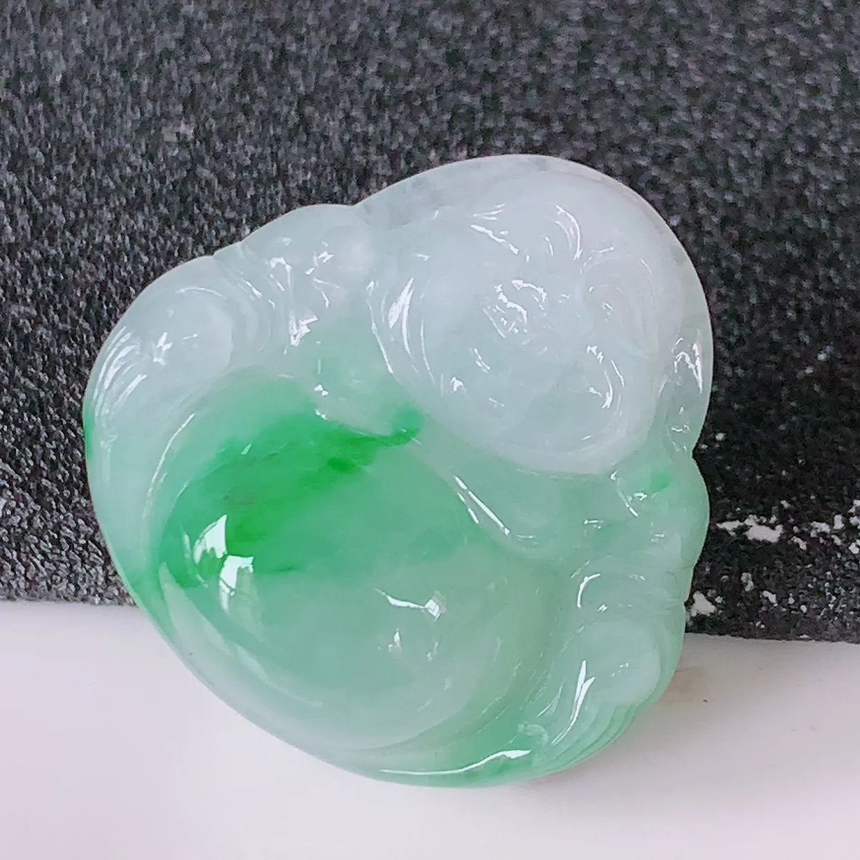 自然光实拍，冰飘绿翡翠佛公吊坠，玉笑佛，饱满，开脸喜庆，配戴优雅迷人！#47.24