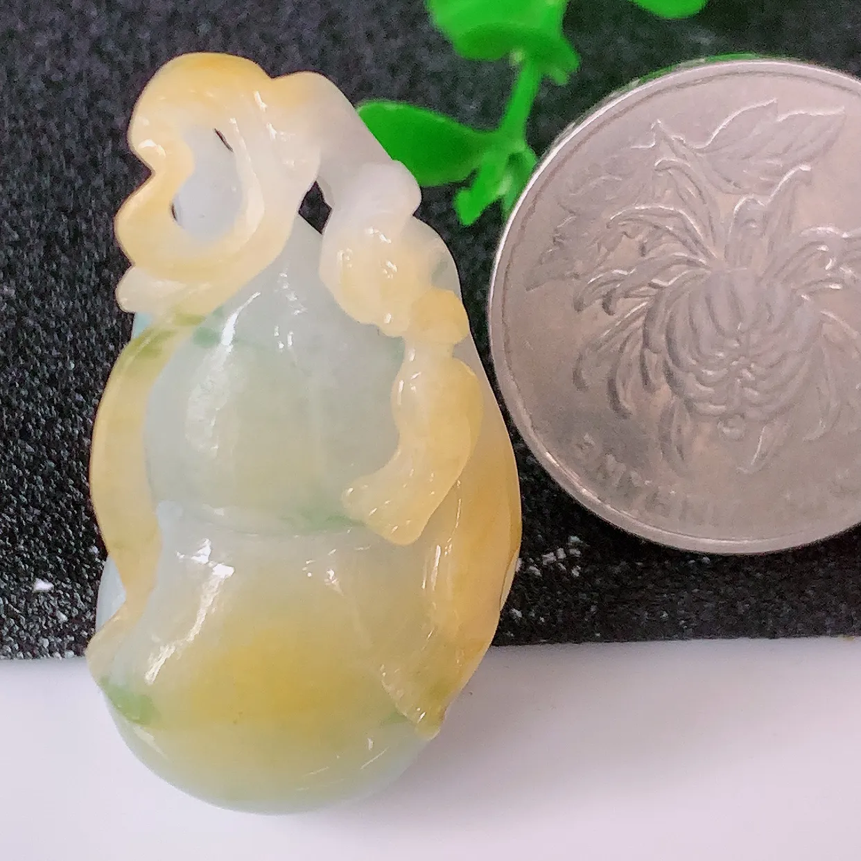 自然光实拍，冰润黄加绿翡翠葫芦吊坠，葫芦寓意福禄双全，财源滚滚，饱满，清新脱俗，佩戴效果优雅迷人！#60.24