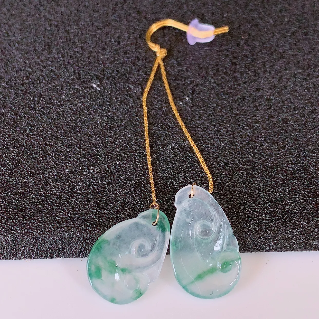 18k金镶嵌冰种飘花翡翠如意耳坠，沁人心脾，耳坠佩戴效果大气出众，尽显气质。种水好，胶感足，颜相当漂亮，高性价比，值得入手品鉴！#41.26整体60.5裸石17.5*10.5*2.5