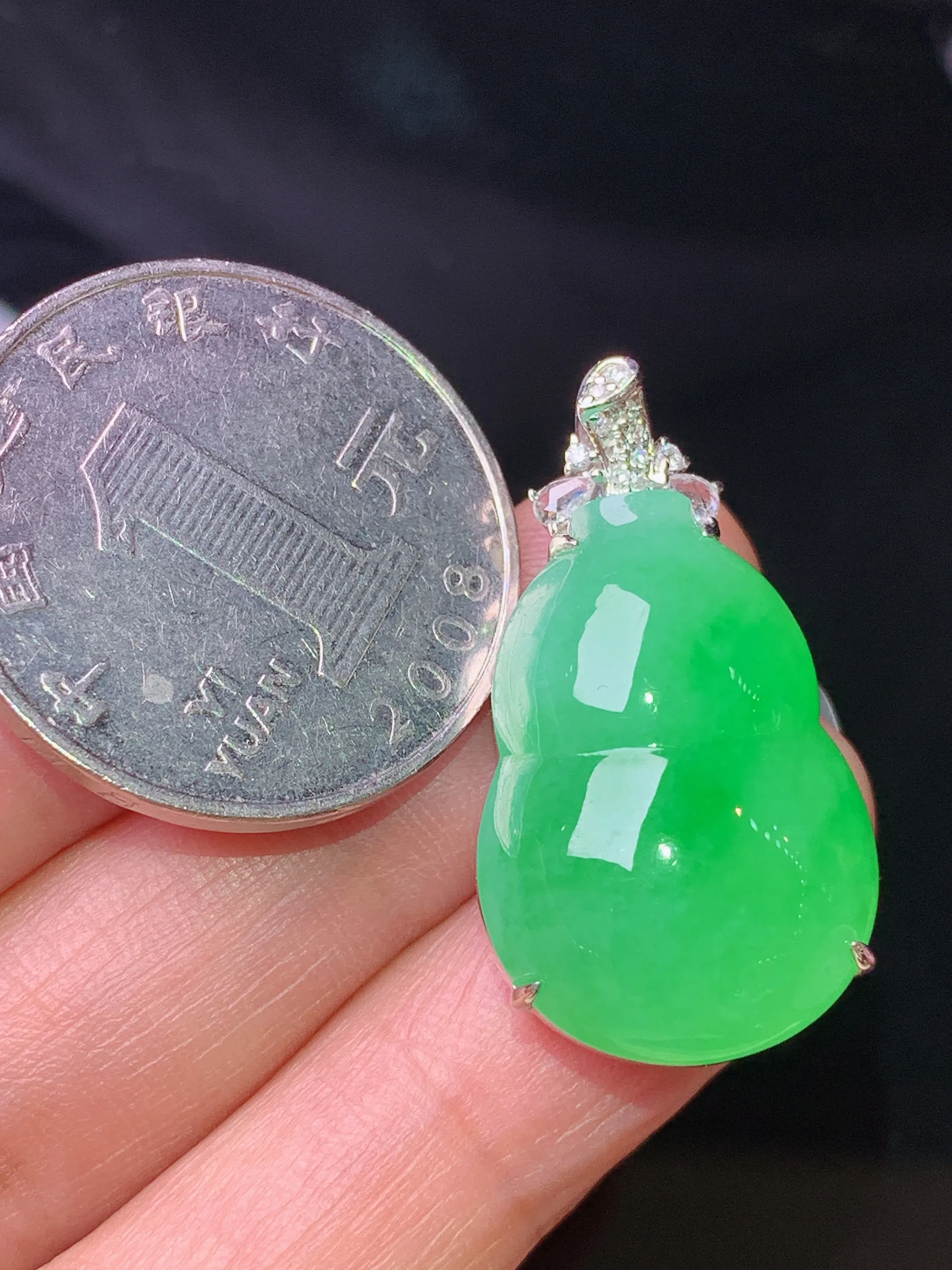 18k金钻镶嵌翠绿葫芦吊坠 玉质细腻 色泽清新艳丽 整体尺寸29.3*16.2*9.7