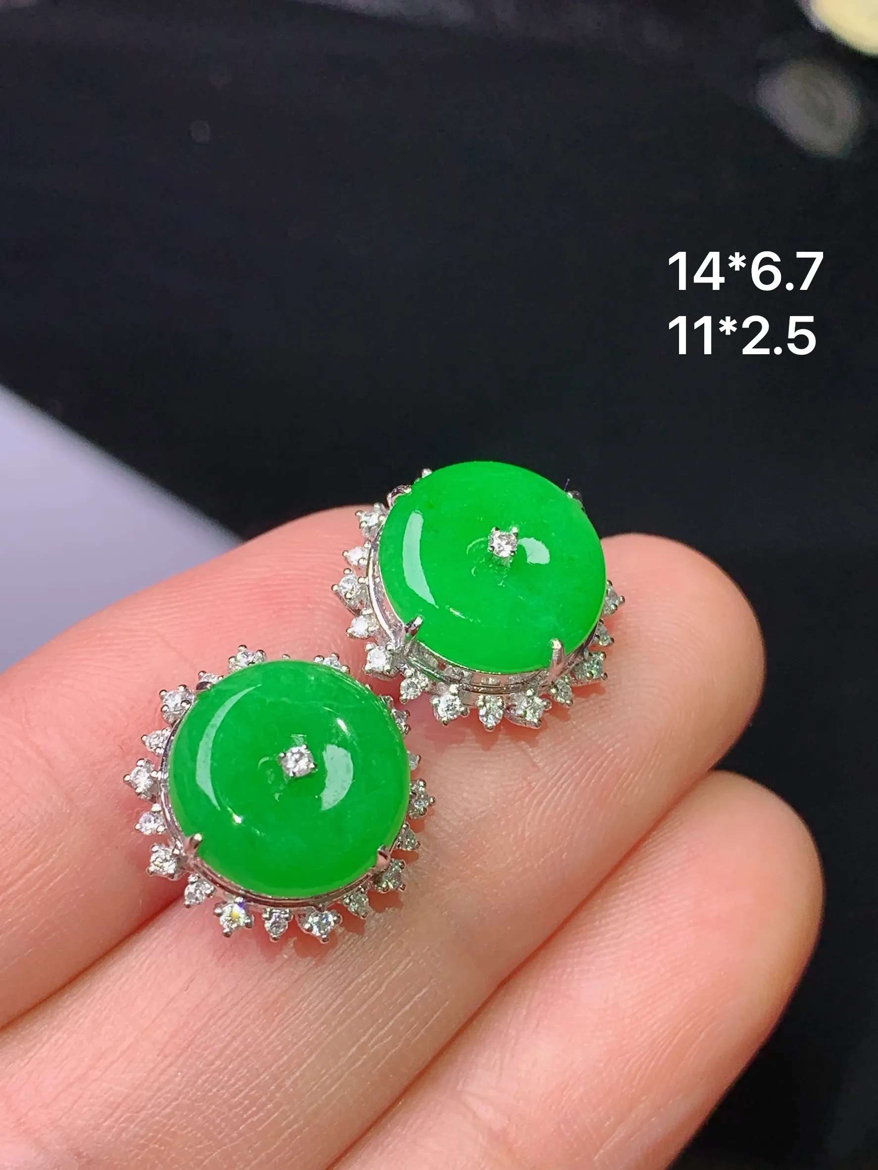 18k金钻镶嵌满绿平安扣耳钉 玉质细腻 色泽清新艳丽 整体尺寸14*6.7