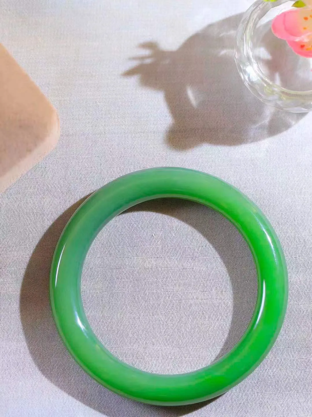 【碧波流转·手镯】

收藏级和田玉碧玉圆条手镯，玉质细腻温润，手感舒适，️线条流畅，简约大气，美自天成，佩戴于腕间，婉约之美，举手投足间透出那份低调奢华，醉人心扉。
重56.7克 内径圈口54.3mm尺寸9.4-9.6mm  FDA-131202608