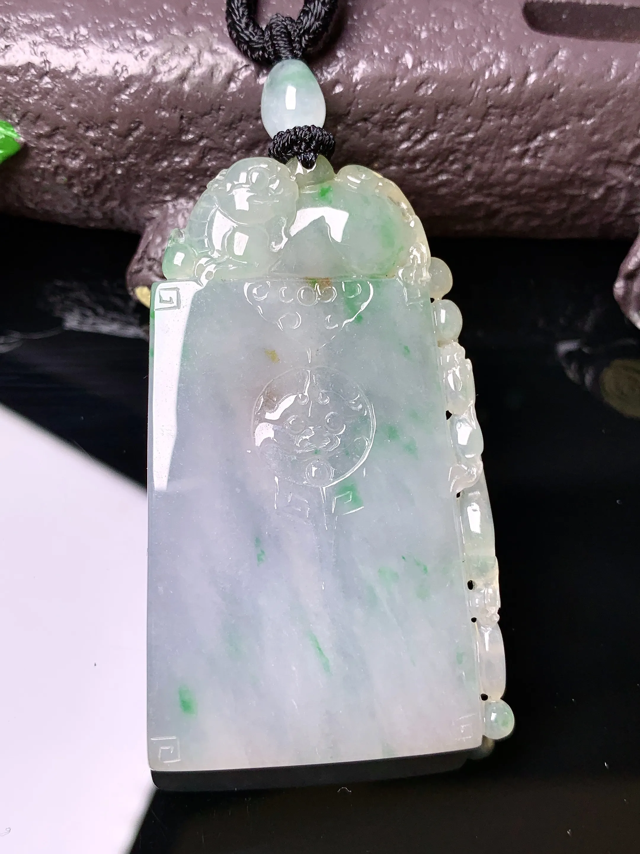 飘绿貔貅无事牌吊坠 玉质细腻 色泽清新艳丽 整体尺寸54*31.2*5.6