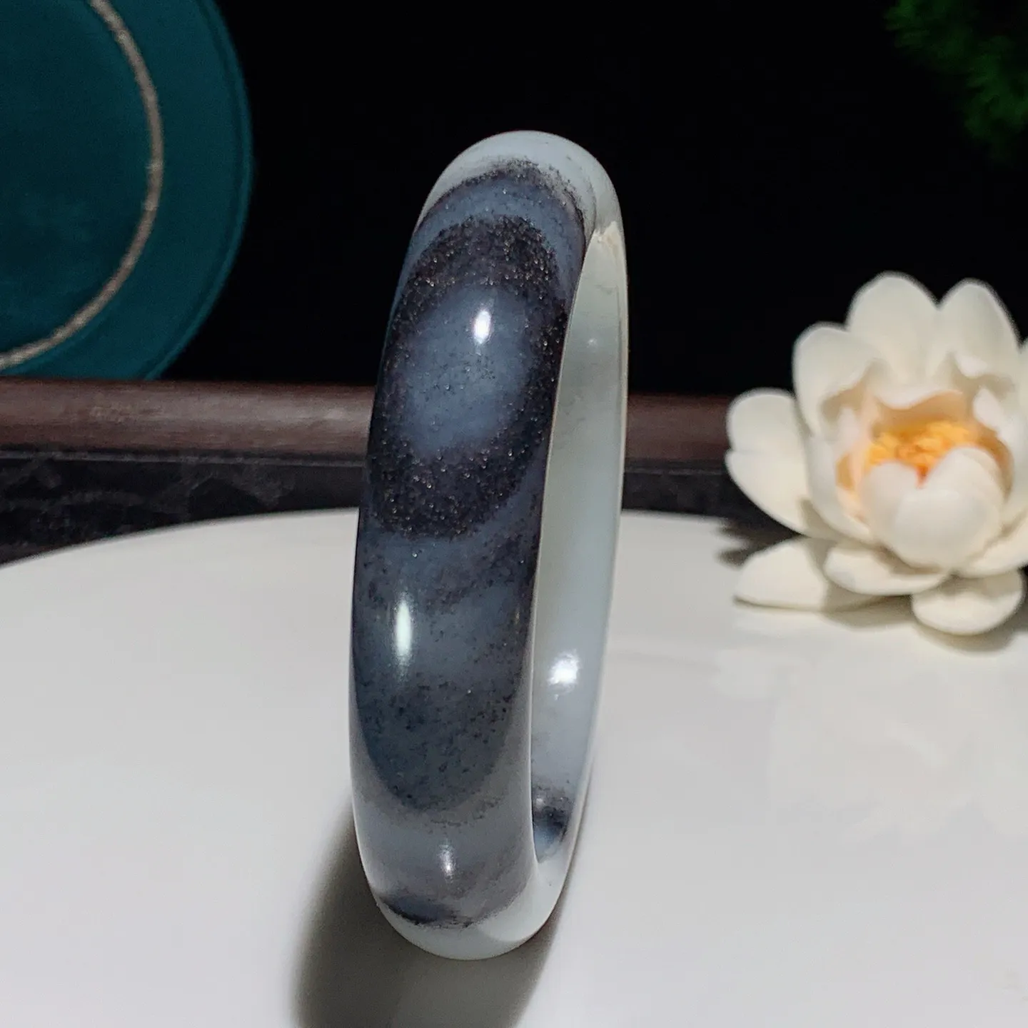 57圈口 新疆和田玉籽料青花手镯。青花意境山水手镯。57圈口条宽15厚10重71.8克 玉质细腻油润。手推出油。佩戴高端典雅。lt251226