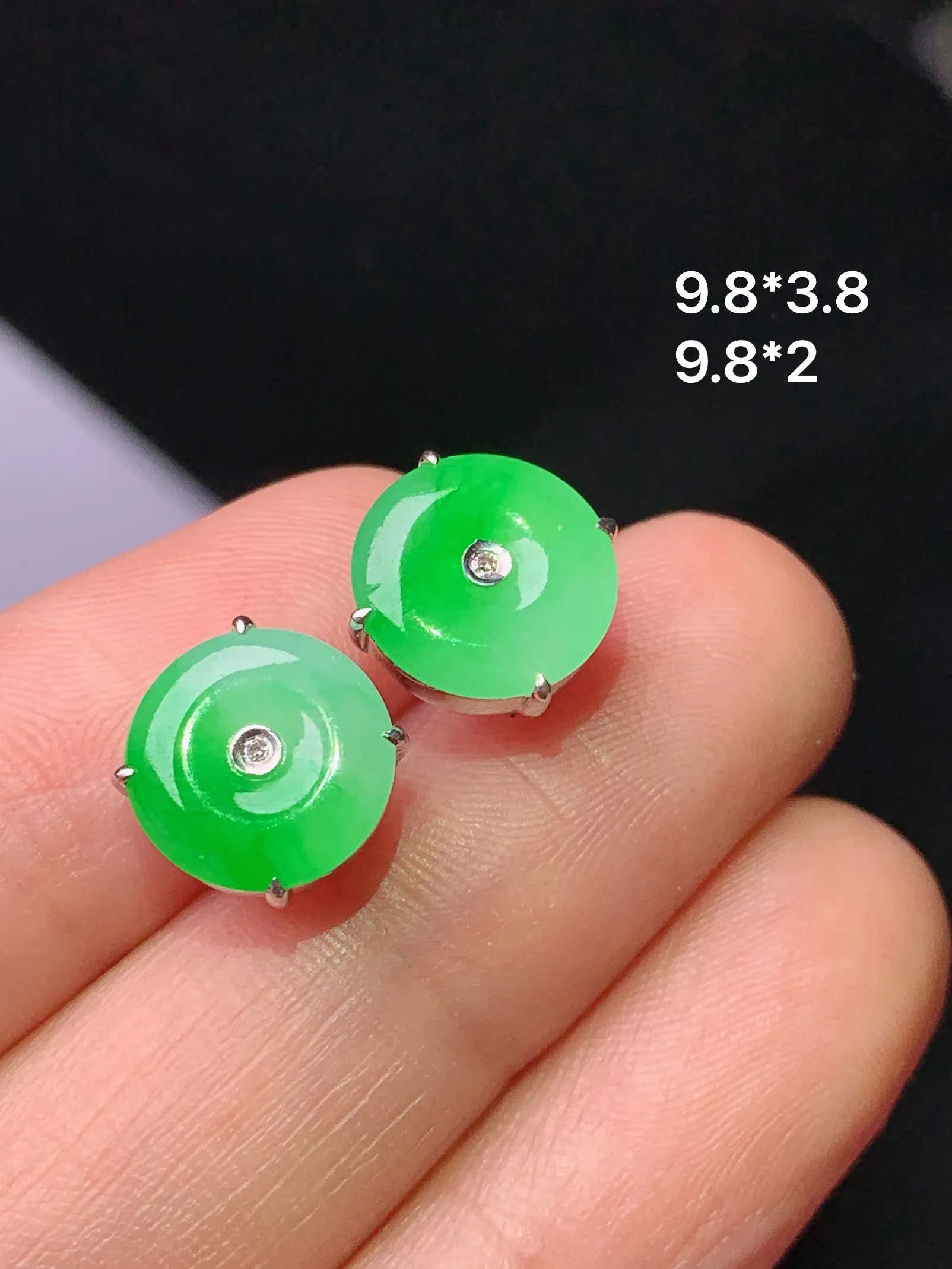 18k金钻镶嵌翠绿平安扣耳钉 玉质细腻 色泽清新艳丽 整体尺寸9.8*3.8