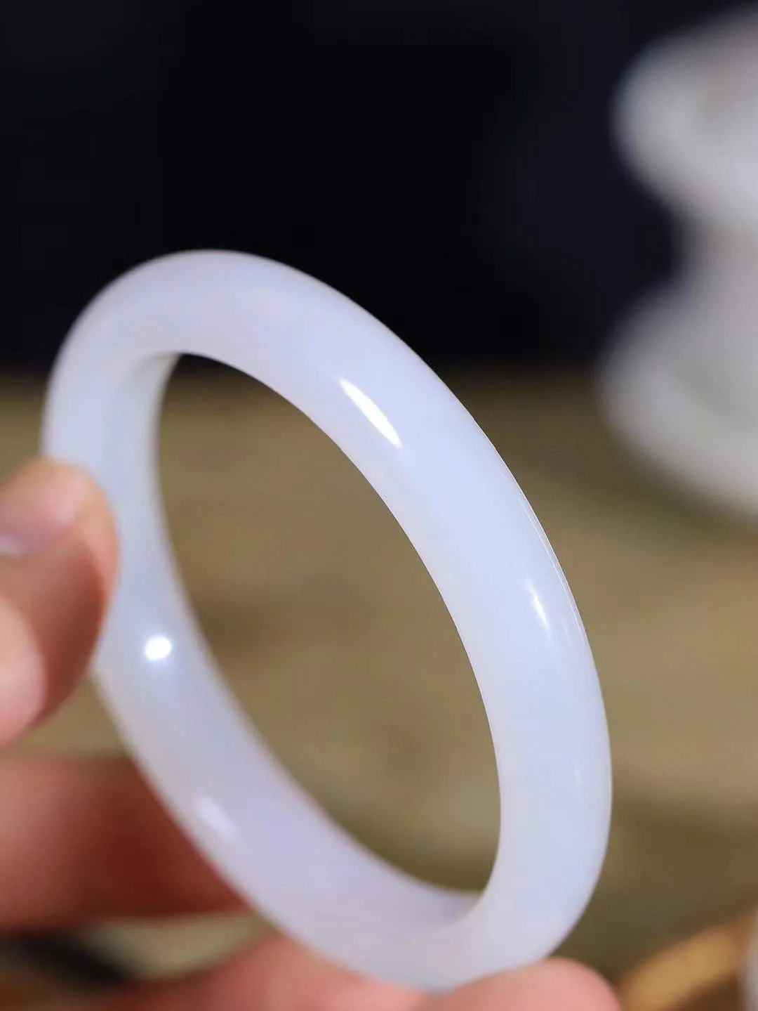 【暖玉生香·手镯】

精品和田玉白玉手镯，质地油润细腻，色泽高贵典雅，镯型古朴典雅。在诗情画意的雨巷相遇，你是我腕间的一抹风情，有你眸有深情，清风荡漾湖间静水，我愿俯身低眉，在烟波涟漪处，寻你深情倩影。内径58mm尺寸11-8.3mm重44.61克  691202658A